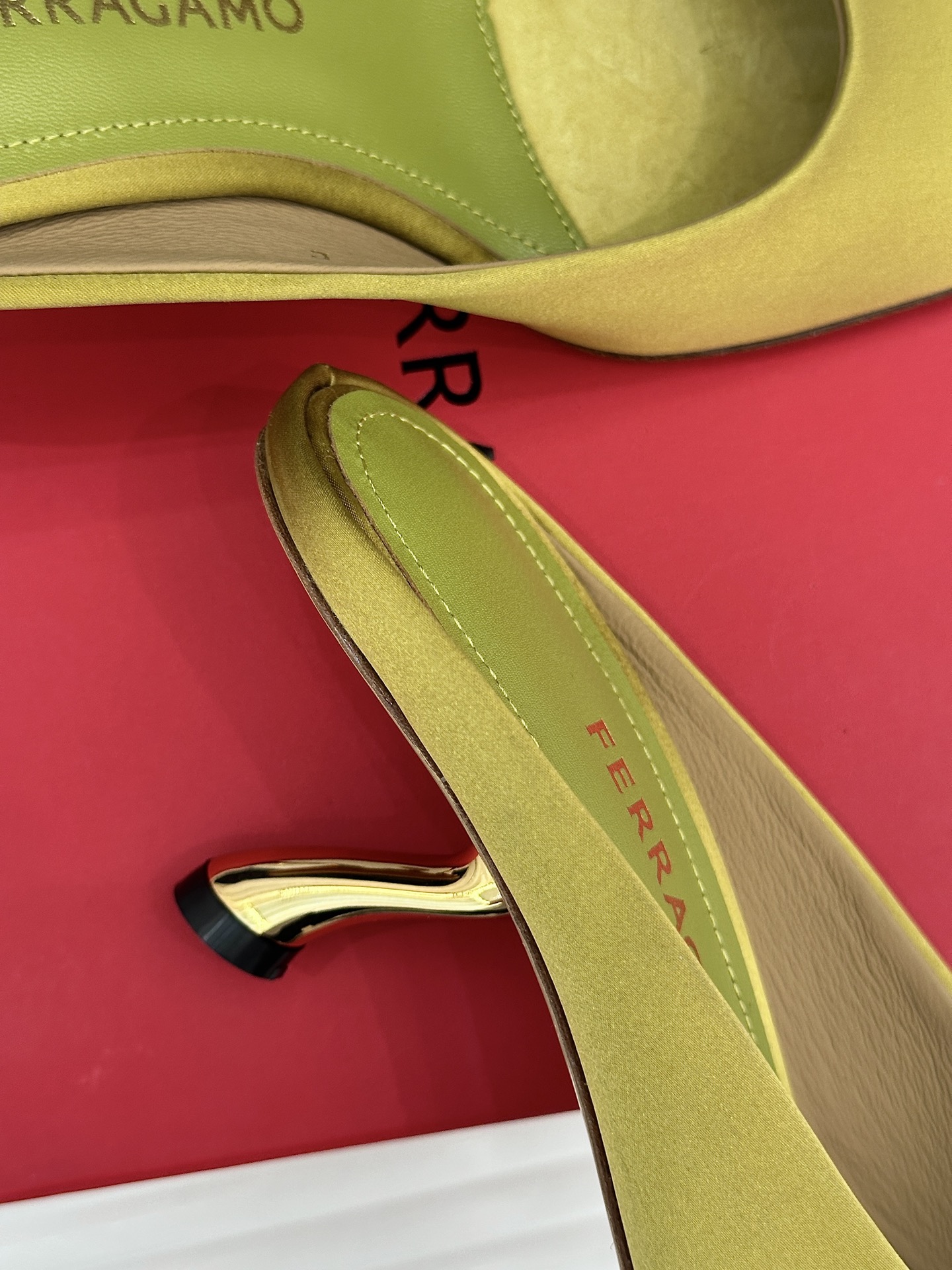 Ferragamo/菲拉格慕26WF新品极简方头异形金属跟高跟拖鞋以极简主义重构都市高跟美学。利落方头剪