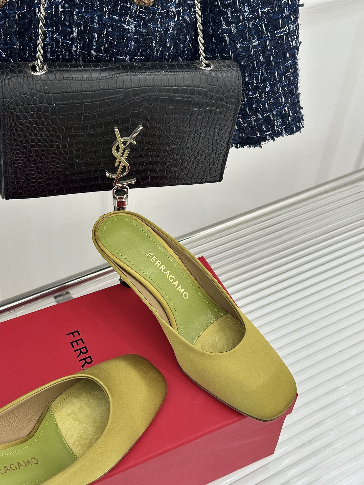 Ferragamo/菲拉格慕26WF新品极简方头异形金属跟高跟拖鞋以极简主义重构都市高跟美学。利落方头剪
