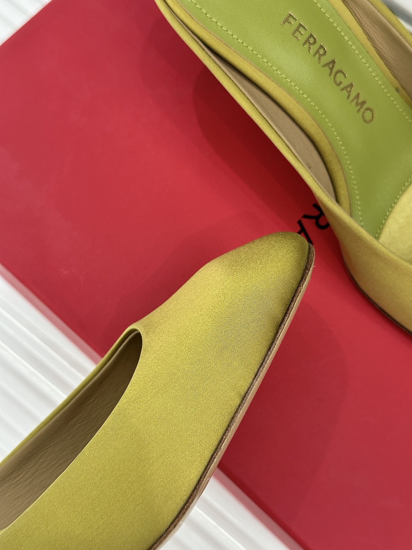 Ferragamo/菲拉格慕26WF新品极简方头异形金属跟高跟拖鞋以极简主义重构都市高跟美学。利落方头剪