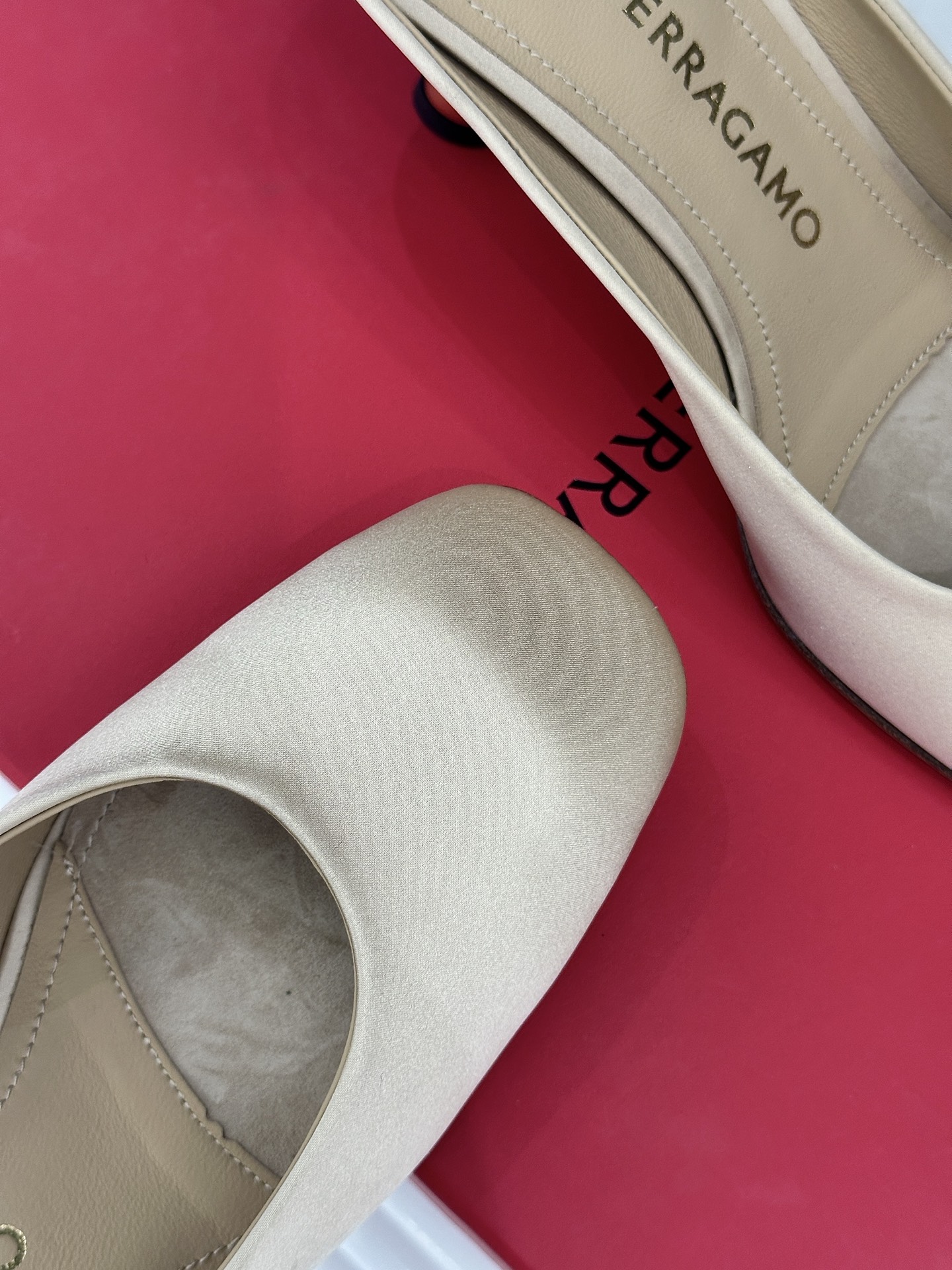 Ferragamo/菲拉格慕26WF新品极简方头异形金属跟高跟拖鞋以极简主义重构都市高跟美学。利落方头剪