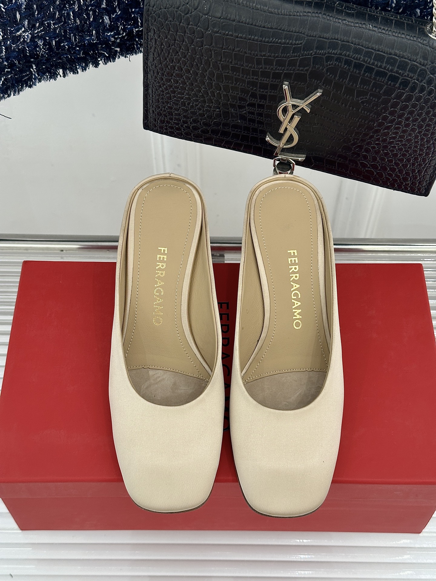 Ferragamo/菲拉格慕26WF新品极简方头异形金属跟高跟拖鞋以极简主义重构都市高跟美学。利落方头剪