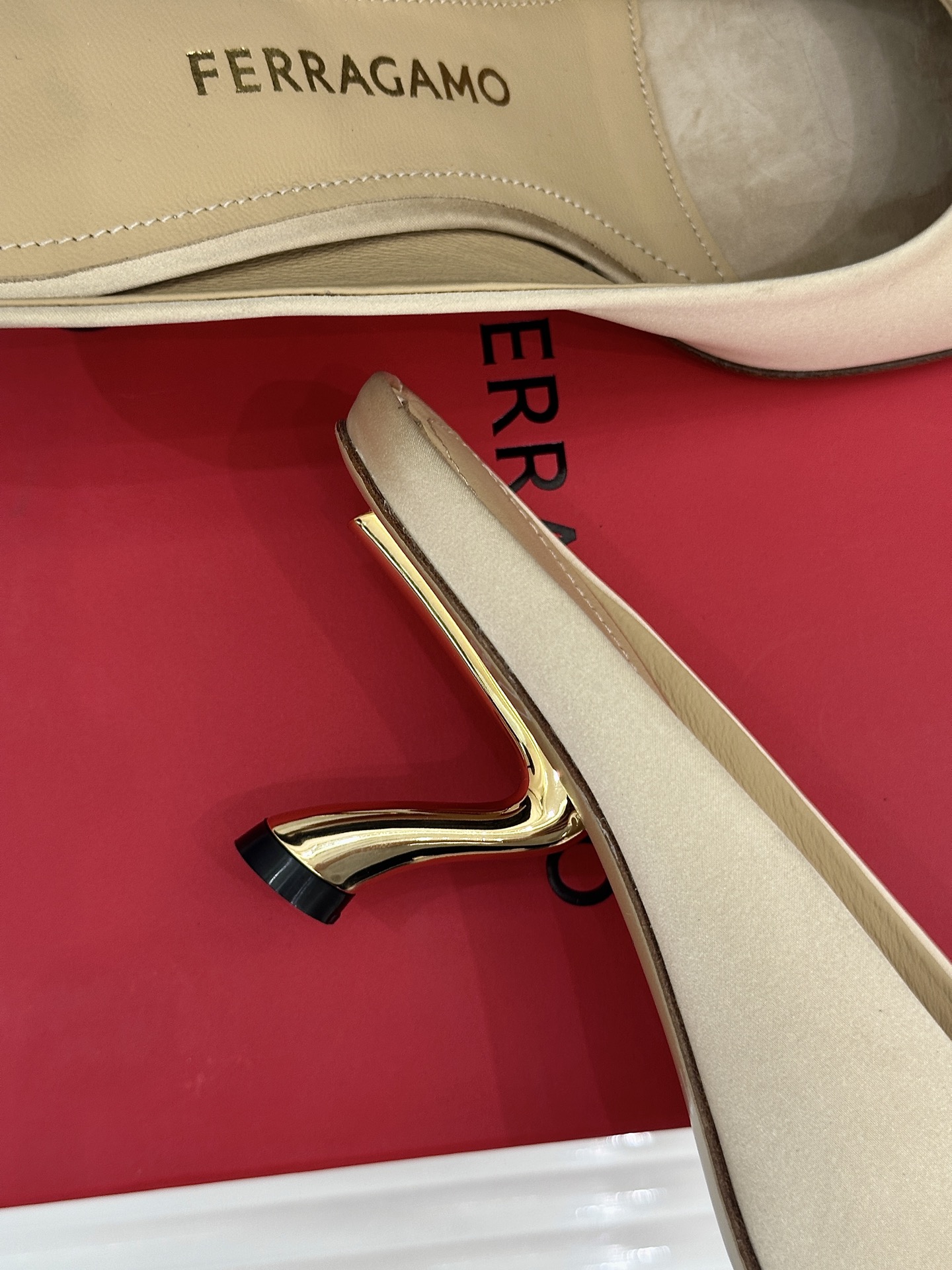 Ferragamo/菲拉格慕26WF新品极简方头异形金属跟高跟拖鞋以极简主义重构都市高跟美学。利落方头剪