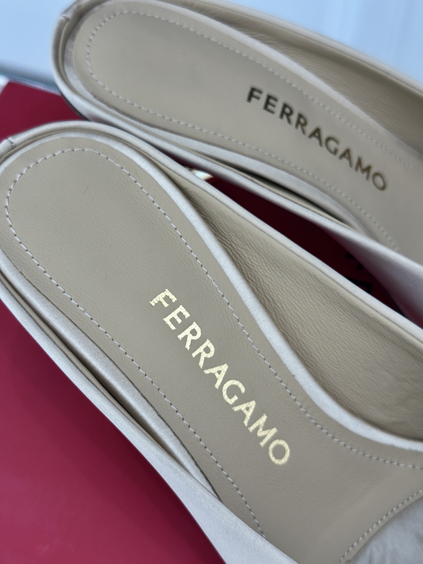 Ferragamo/菲拉格慕26WF新品极简方头异形金属跟高跟拖鞋以极简主义重构都市高跟美学。利落方头剪