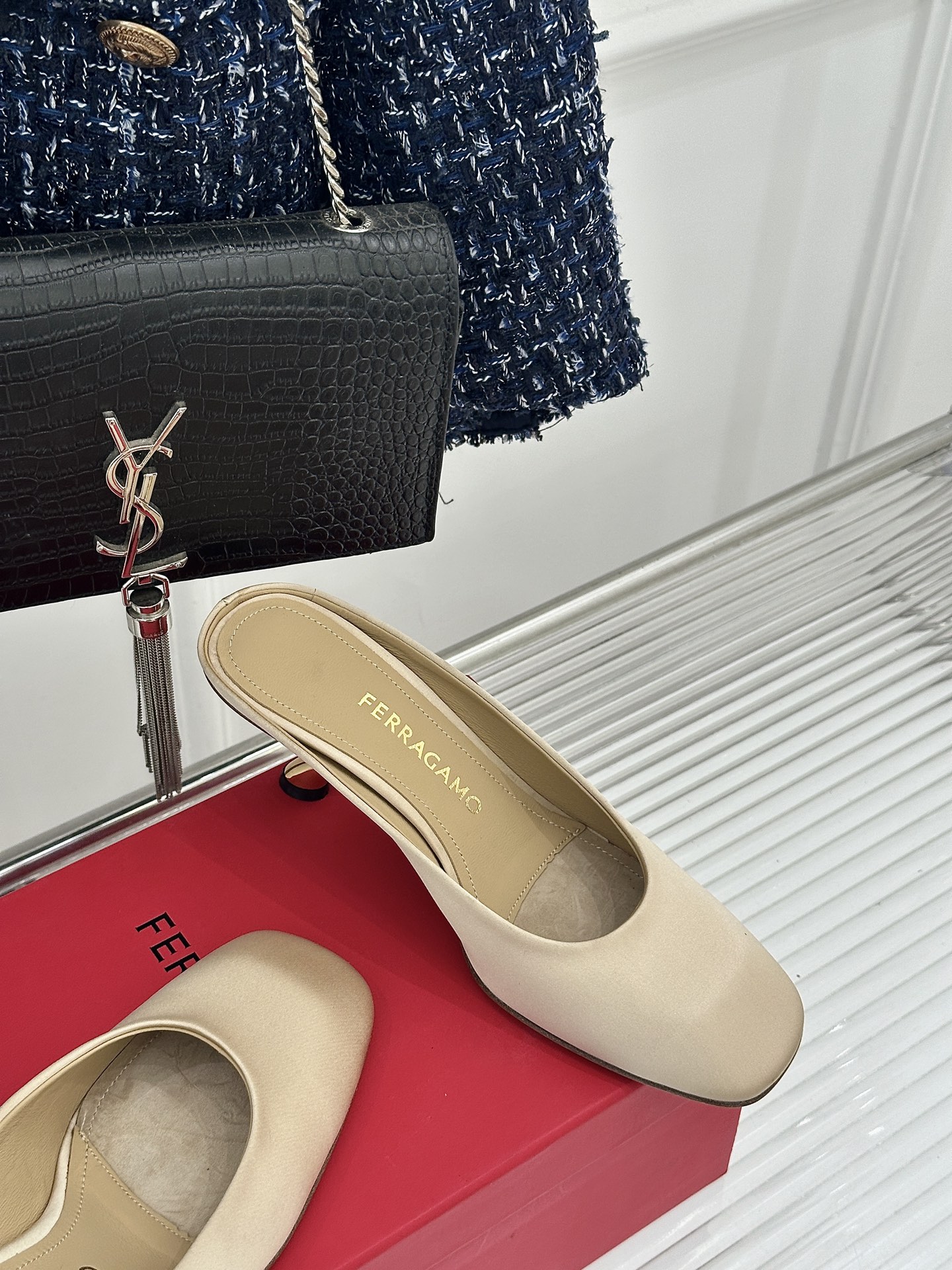 Ferragamo/菲拉格慕26WF新品极简方头异形金属跟高跟拖鞋以极简主义重构都市高跟美学。利落方头剪