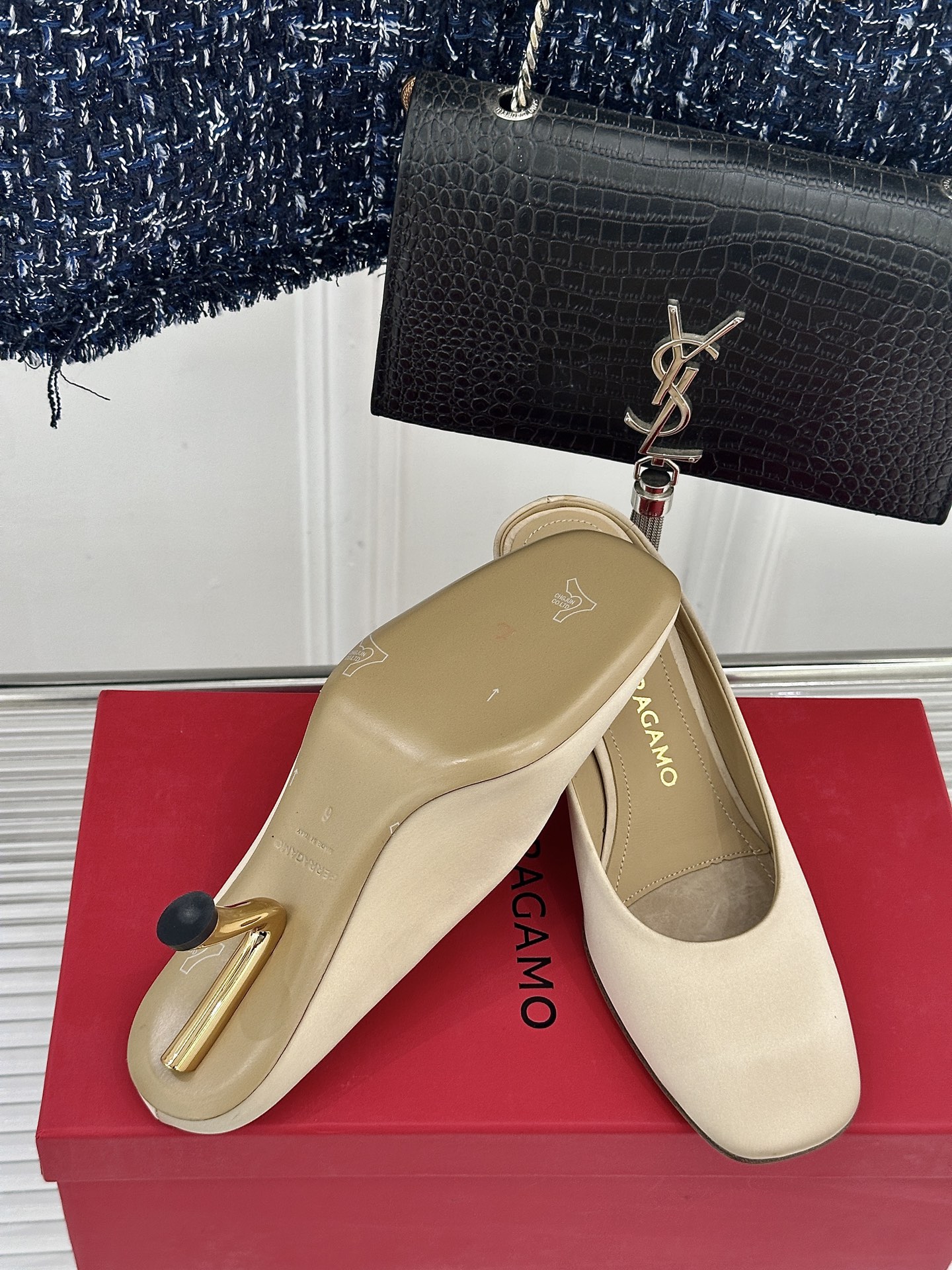 Ferragamo/菲拉格慕26WF新品极简方头异形金属跟高跟拖鞋以极简主义重构都市高跟美学。利落方头剪