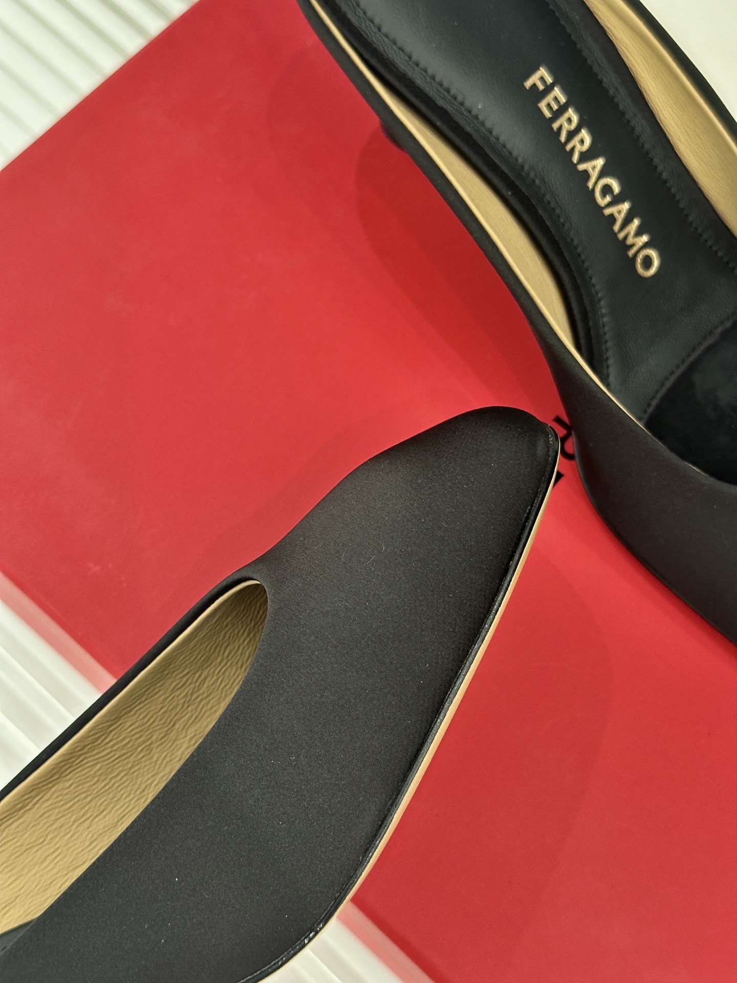 Ferragamo/菲拉格慕26WF新品极简方头异形金属跟高跟拖鞋以极简主义重构都市高跟美学。利落方头剪
