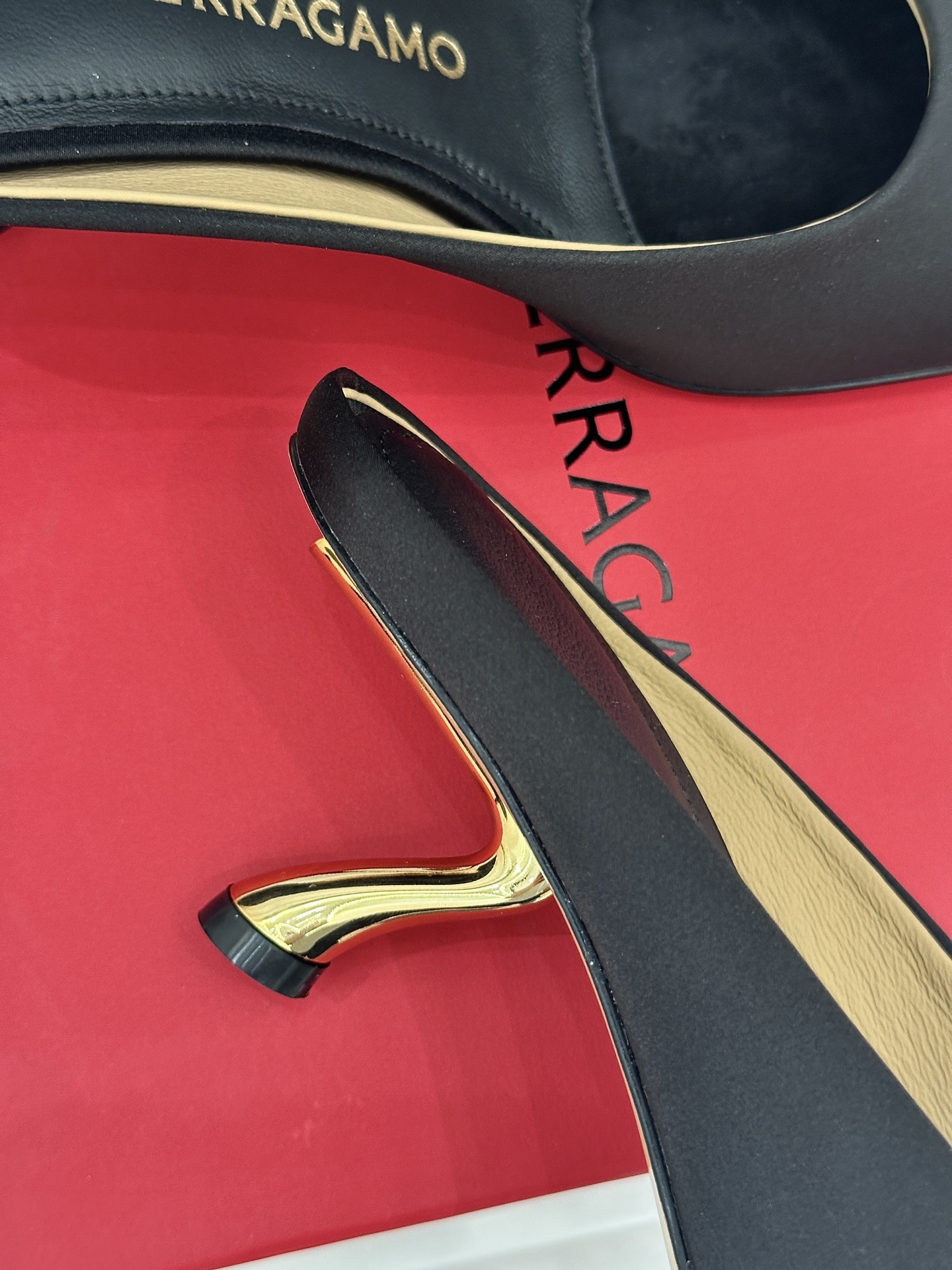 Ferragamo/菲拉格慕26WF新品极简方头异形金属跟高跟拖鞋以极简主义重构都市高跟美学。利落方头剪
