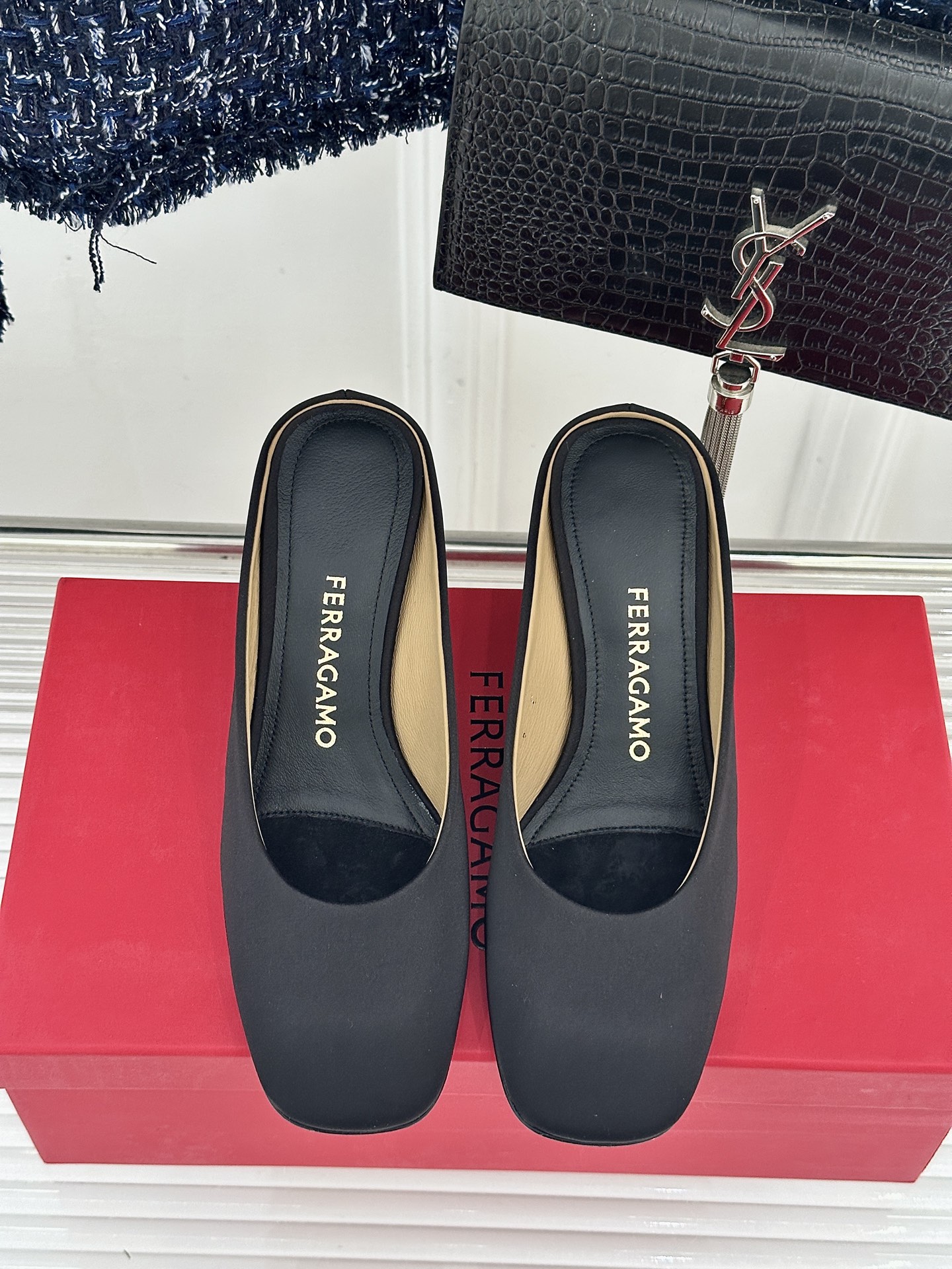 Ferragamo/菲拉格慕26WF新品极简方头异形金属跟高跟拖鞋以极简主义重构都市高跟美学。利落方头剪