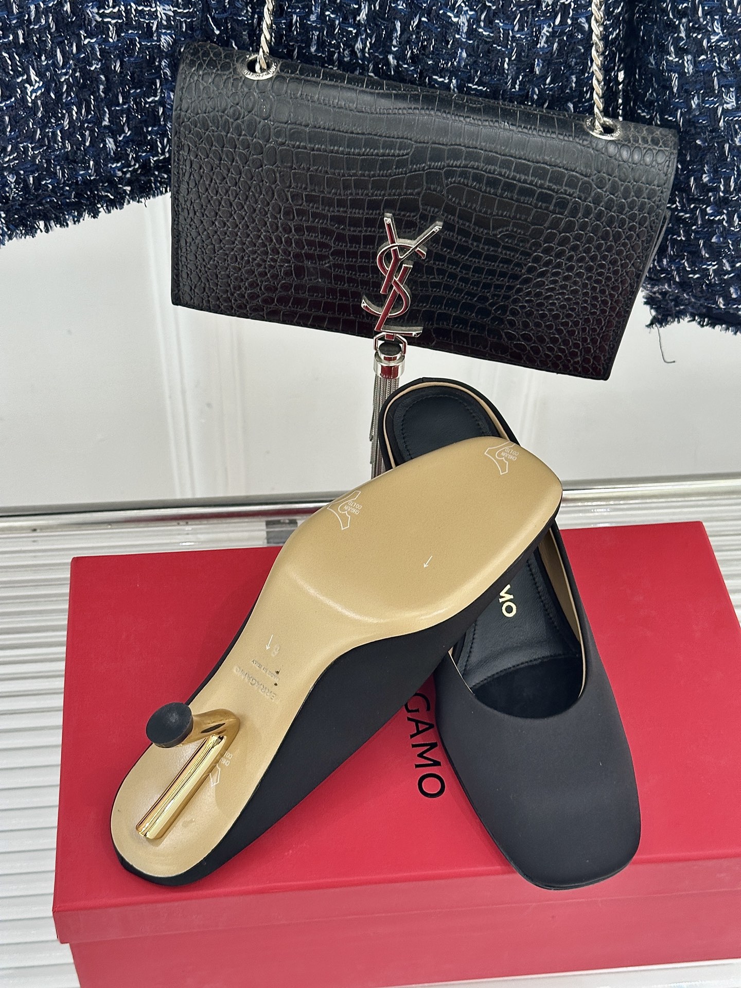 Ferragamo/菲拉格慕26WF新品极简方头异形金属跟高跟拖鞋以极简主义重构都市高跟美学。利落方头剪