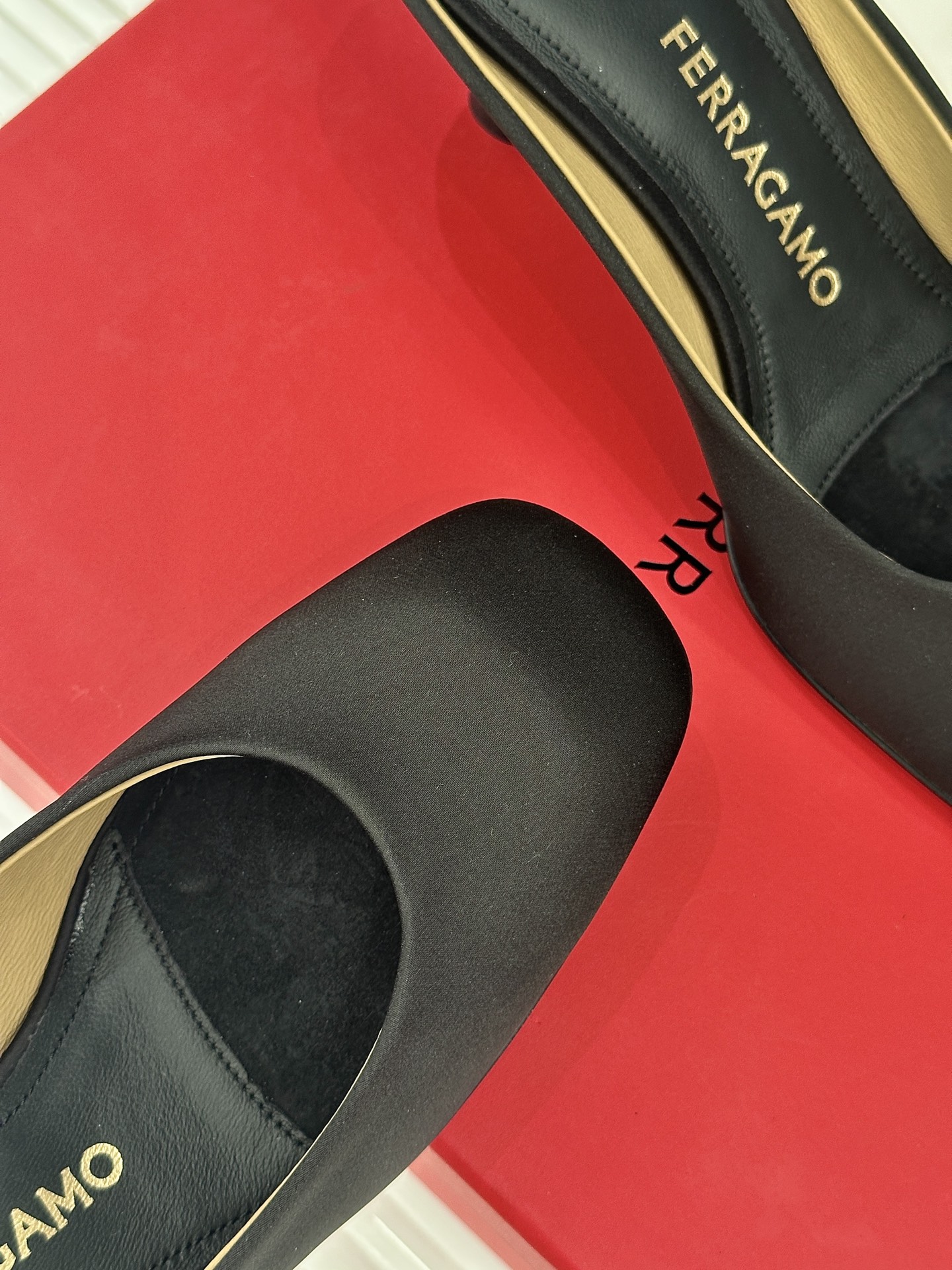 Ferragamo/菲拉格慕26WF新品极简方头异形金属跟高跟拖鞋以极简主义重构都市高跟美学。利落方头剪