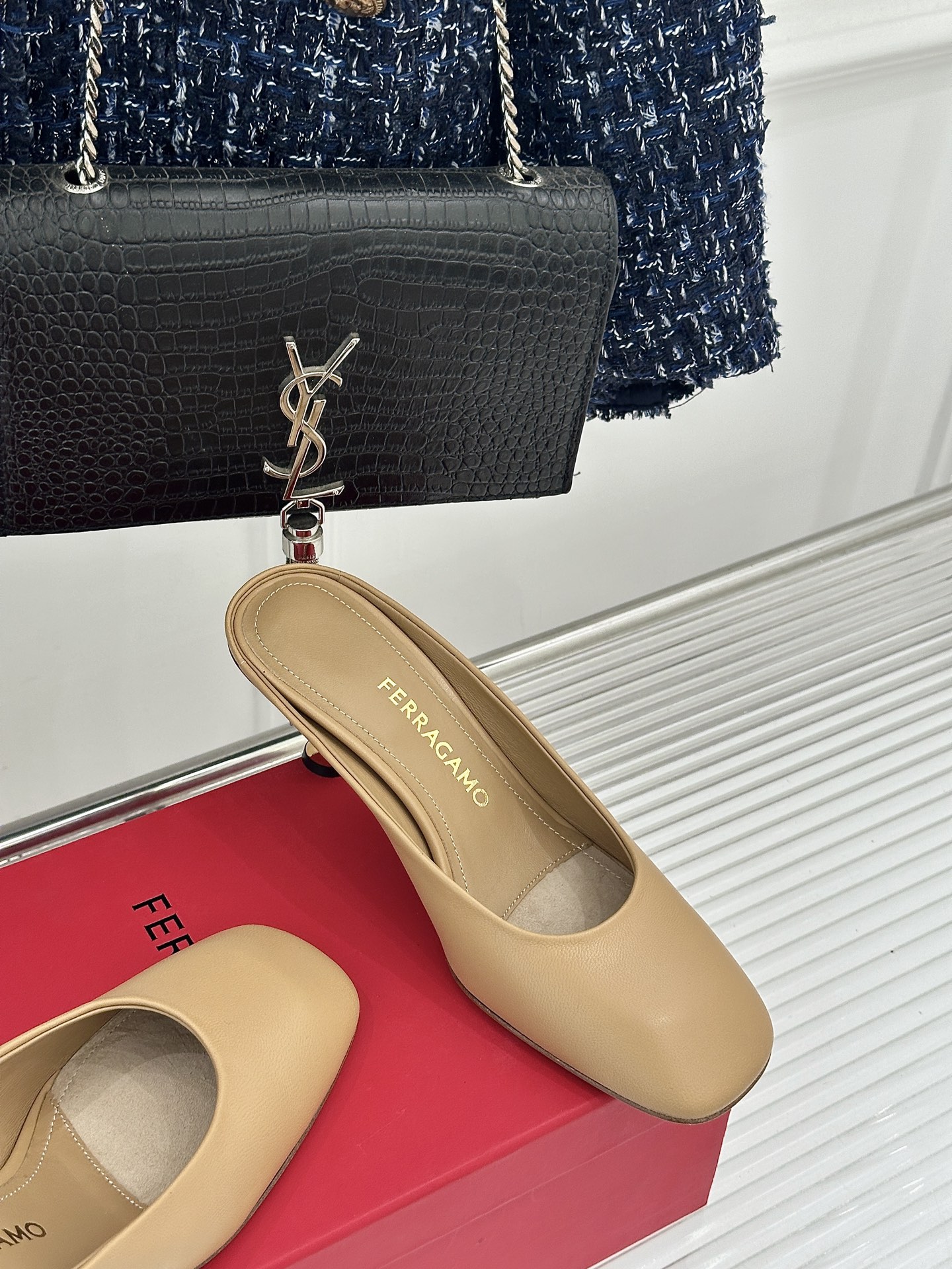 Ferragamo/菲拉格慕26WF新品极简方头异形金属跟高跟拖鞋以极简主义重构都市高跟美学。利落方头剪