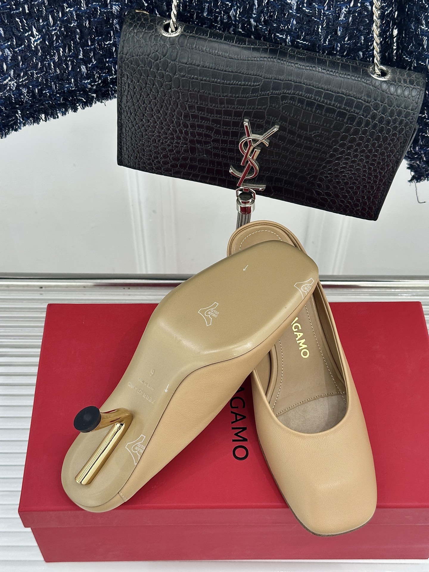 Ferragamo/菲拉格慕26WF新品极简方头异形金属跟高跟拖鞋以极简主义重构都市高跟美学。利落方头剪