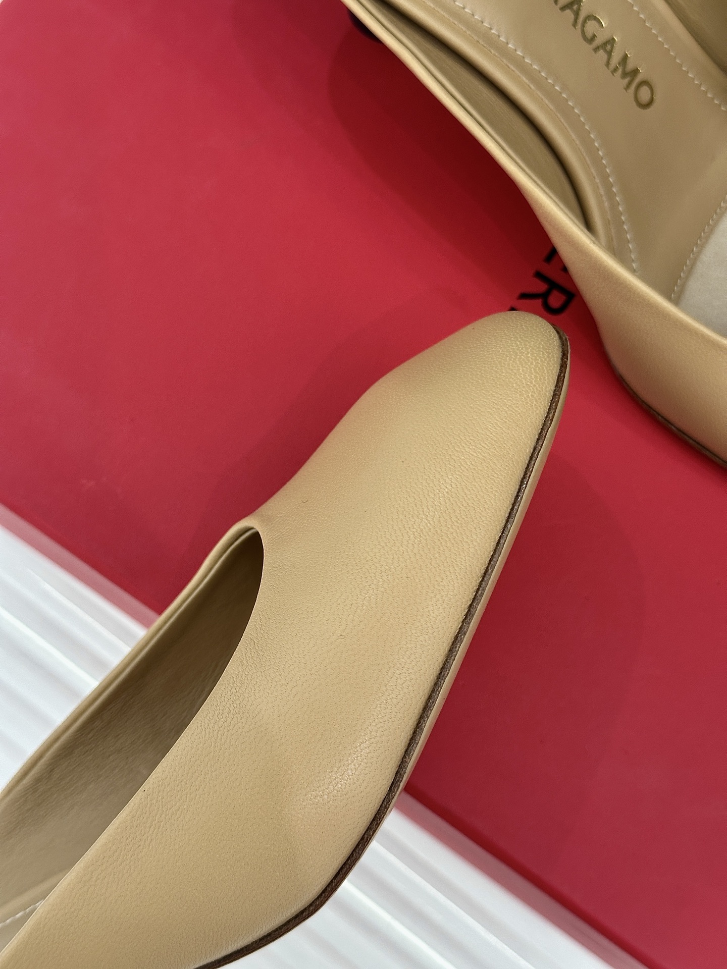 Ferragamo/菲拉格慕26WF新品极简方头异形金属跟高跟拖鞋以极简主义重构都市高跟美学。利落方头剪