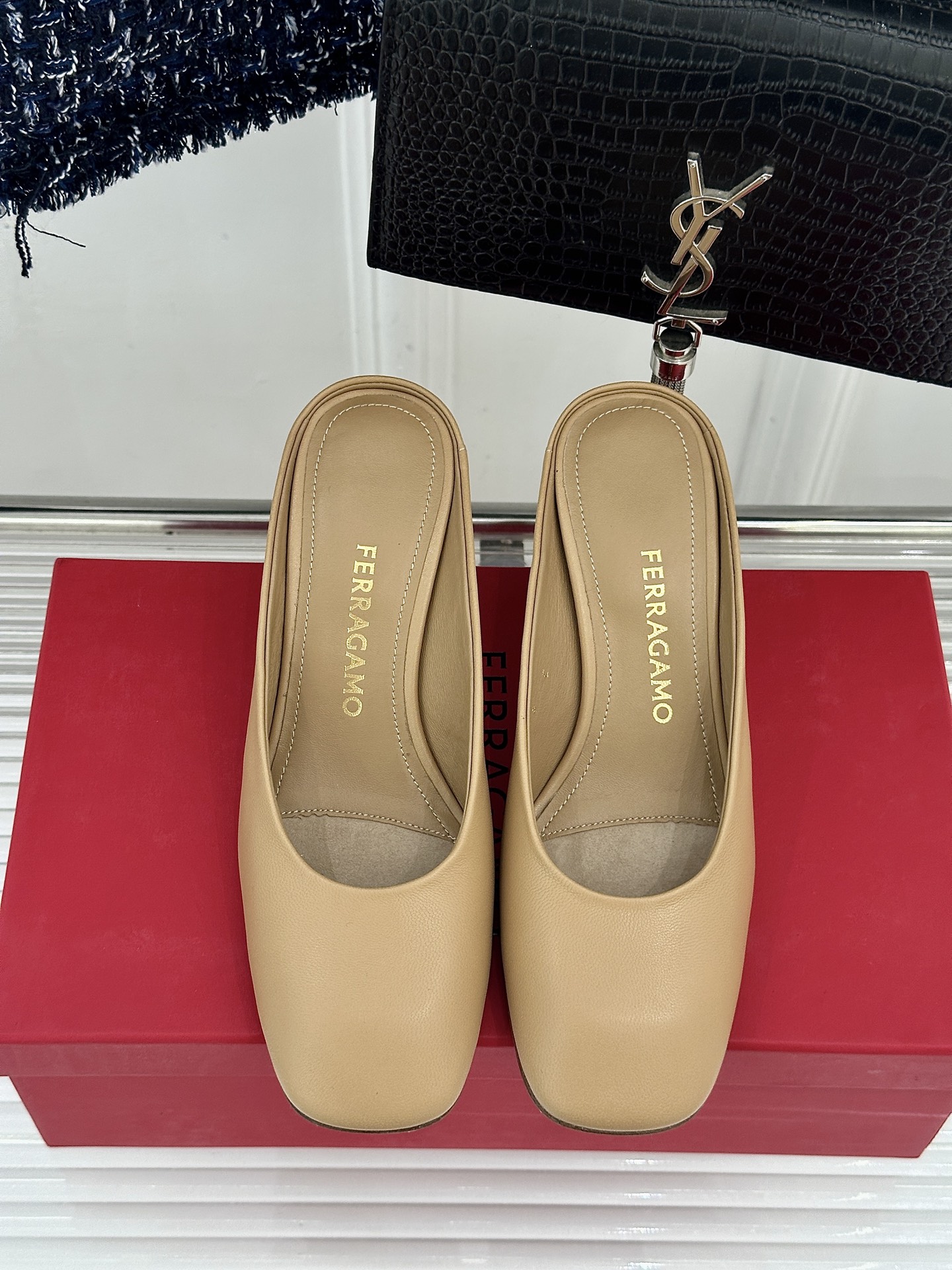 Ferragamo/菲拉格慕26WF新品极简方头异形金属跟高跟拖鞋以极简主义重构都市高跟美学。利落方头剪