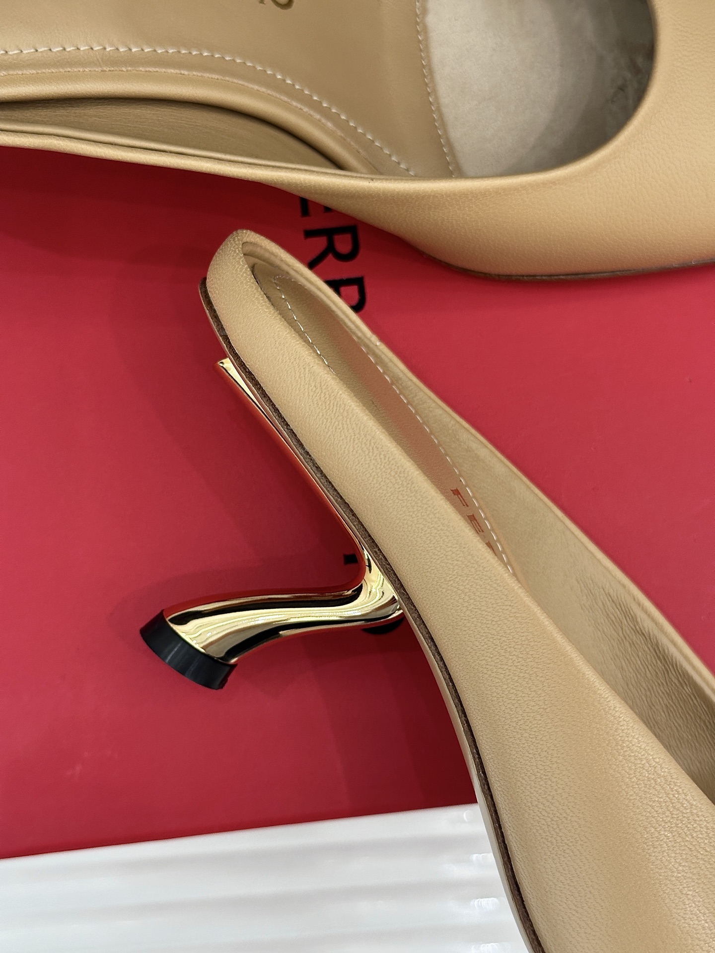 Ferragamo/菲拉格慕26WF新品极简方头异形金属跟高跟拖鞋以极简主义重构都市高跟美学。利落方头剪