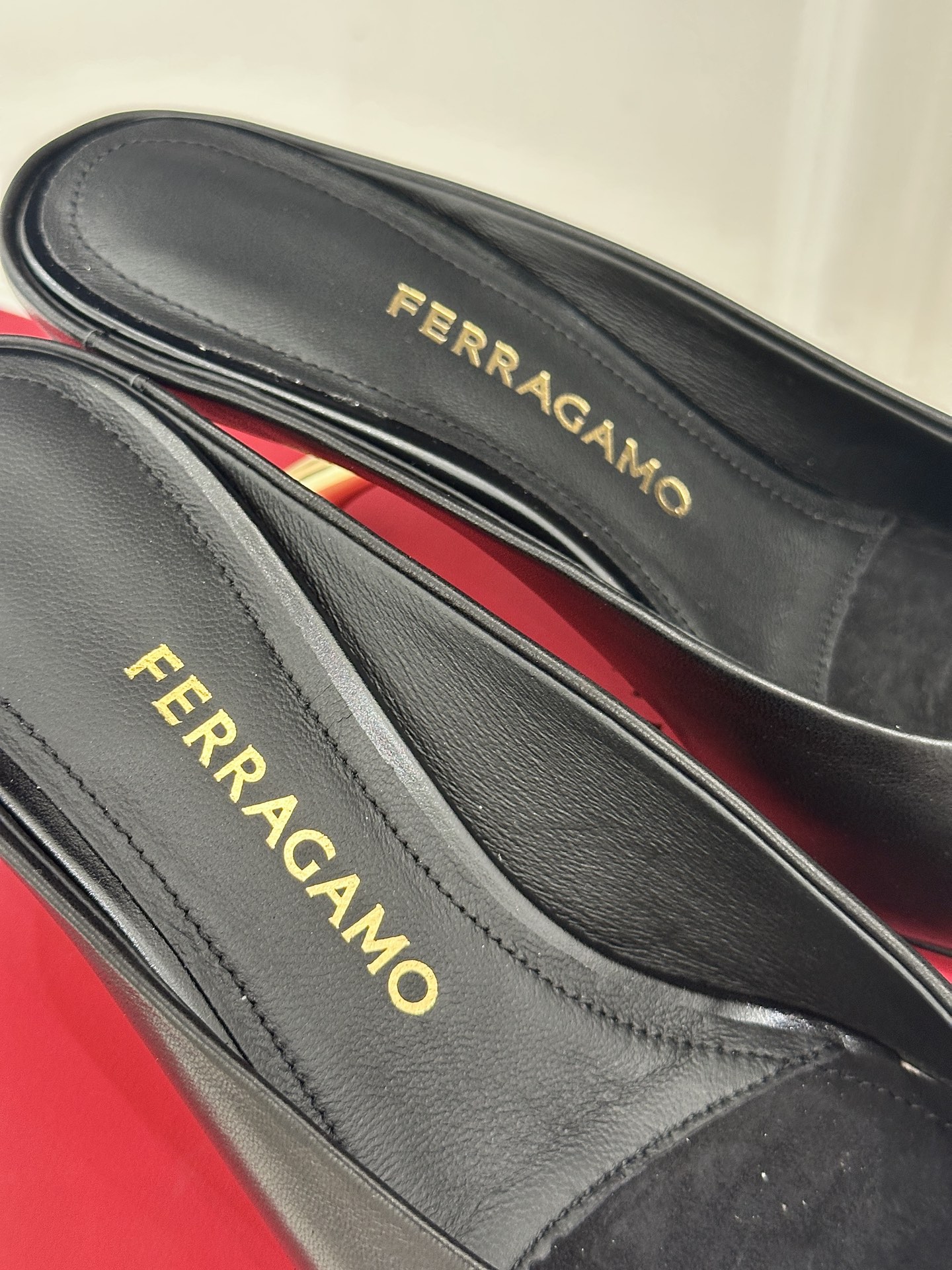 Ferragamo/菲拉格慕26WF新品极简方头异形金属跟高跟拖鞋以极简主义重构都市高跟美学。利落方头剪