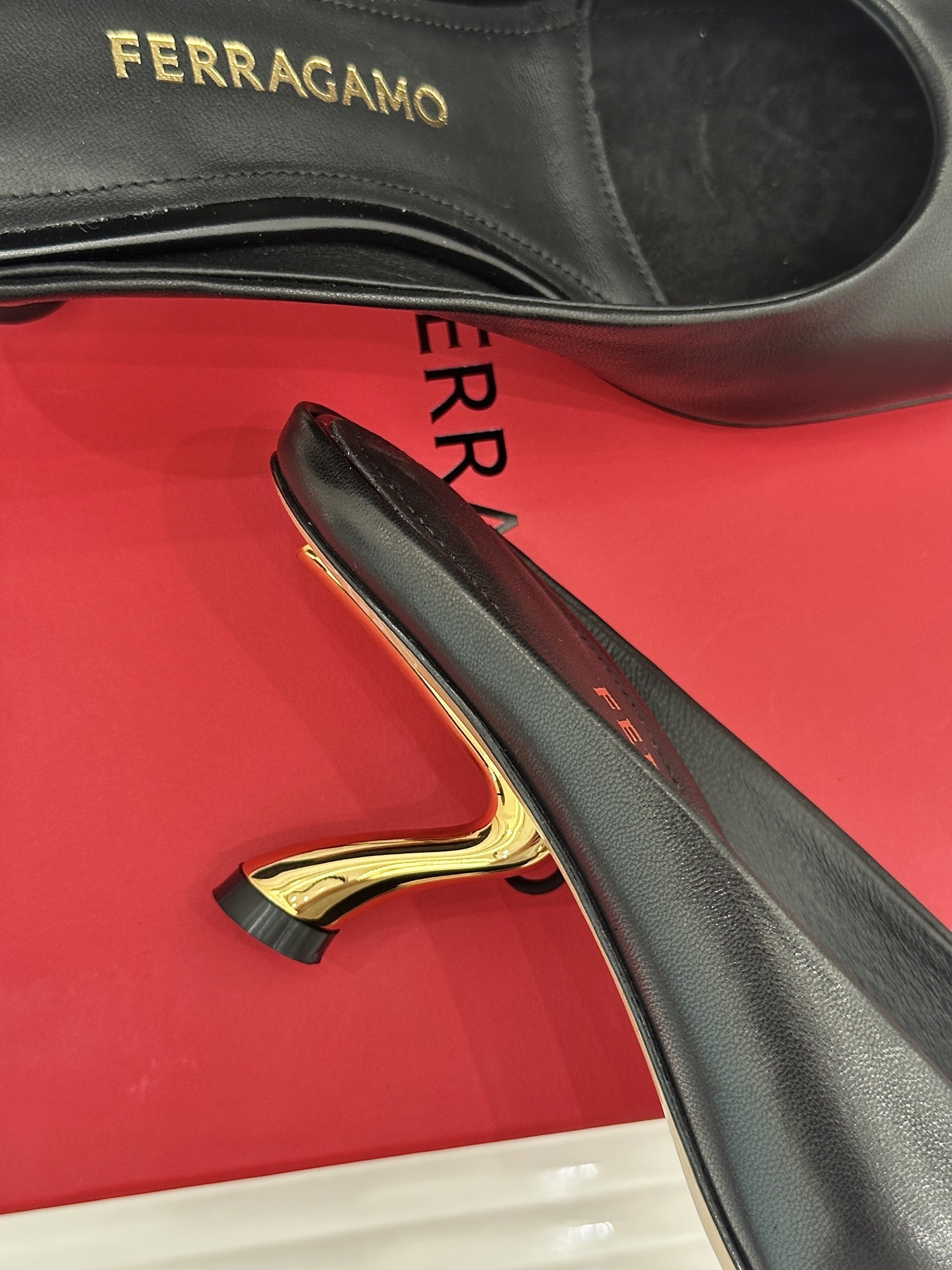 Ferragamo/菲拉格慕26WF新品极简方头异形金属跟高跟拖鞋以极简主义重构都市高跟美学。利落方头剪