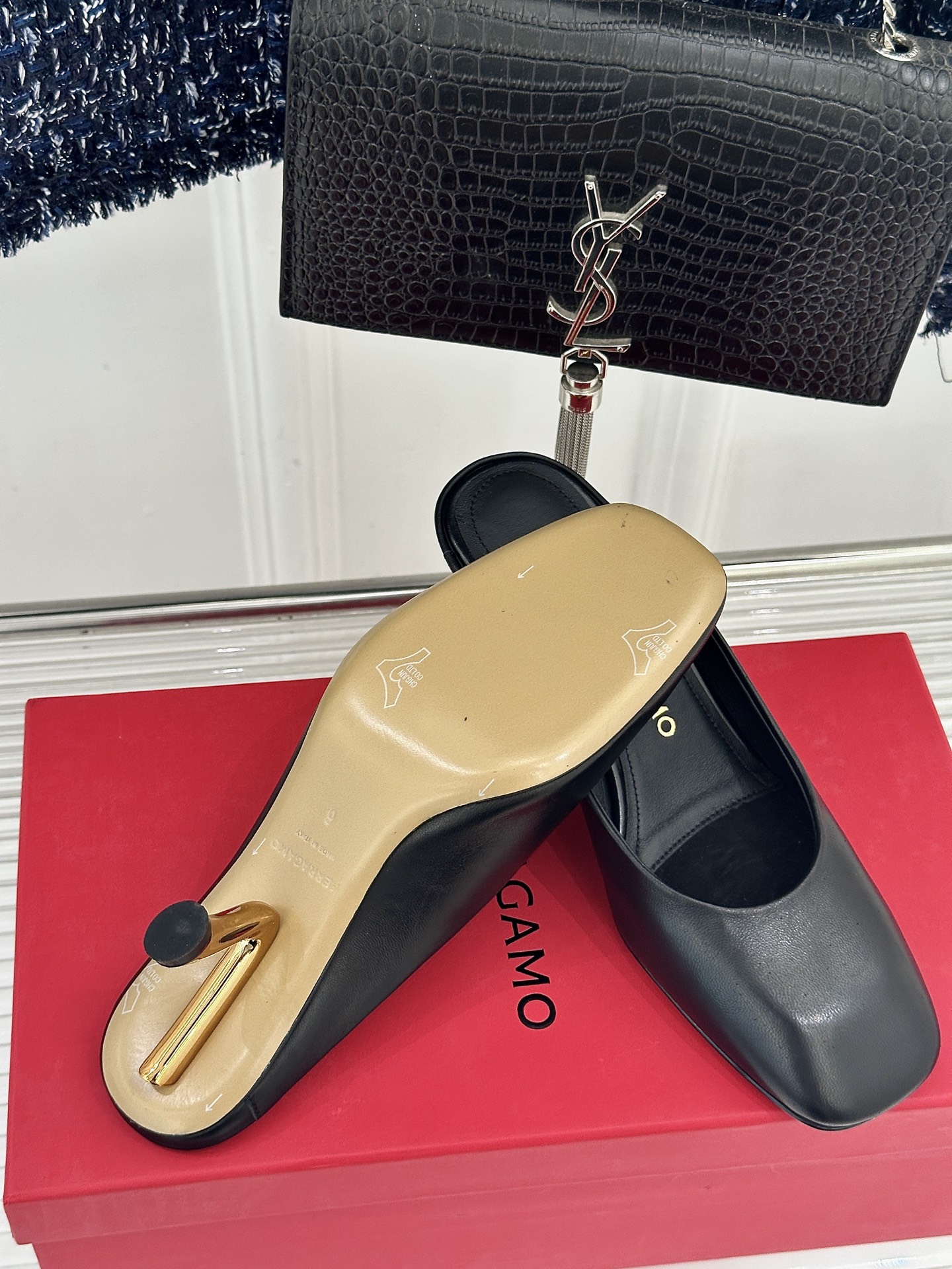 Ferragamo/菲拉格慕26WF新品极简方头异形金属跟高跟拖鞋以极简主义重构都市高跟美学。利落方头剪