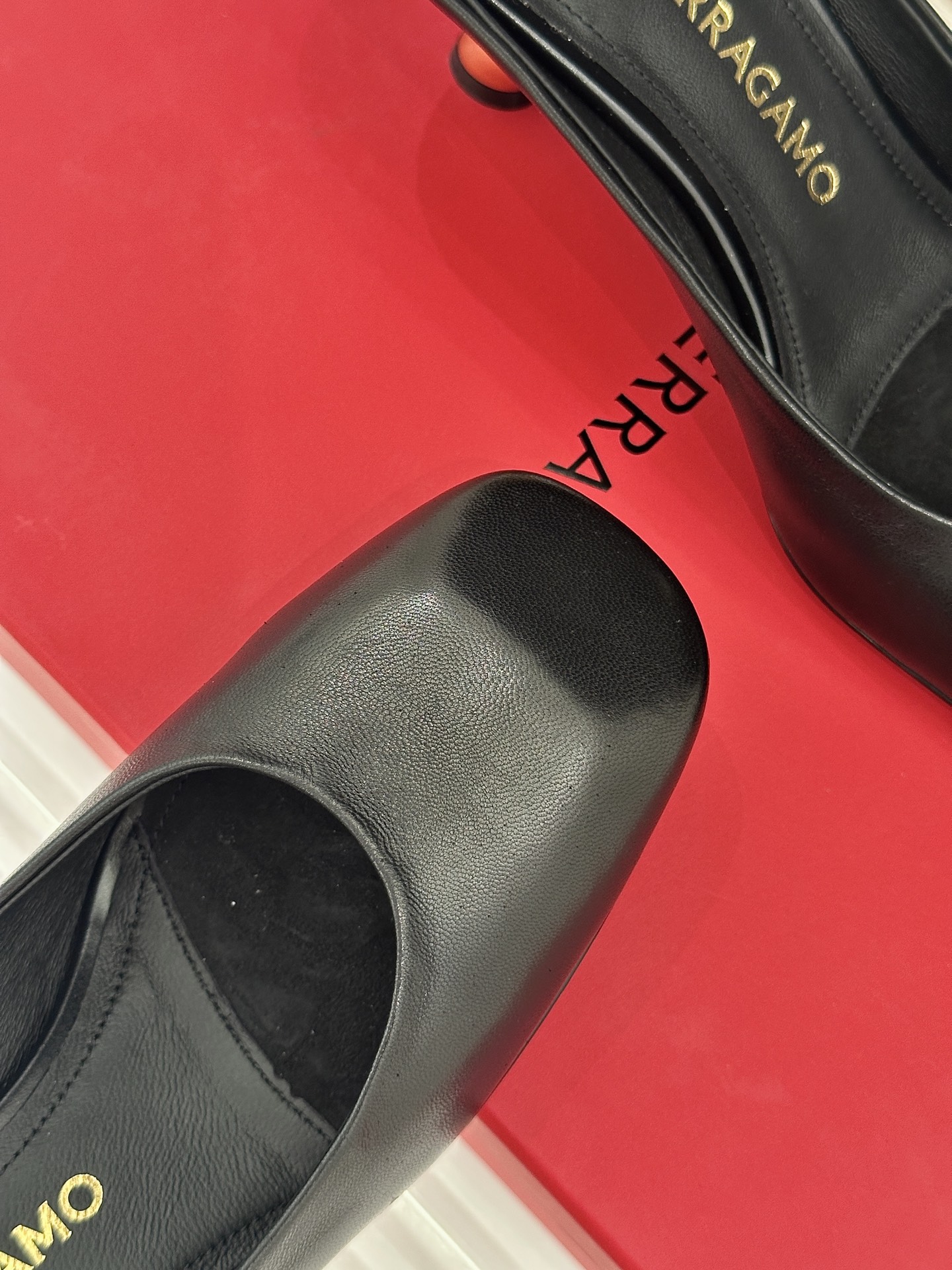 Ferragamo/菲拉格慕26WF新品极简方头异形金属跟高跟拖鞋以极简主义重构都市高跟美学。利落方头剪