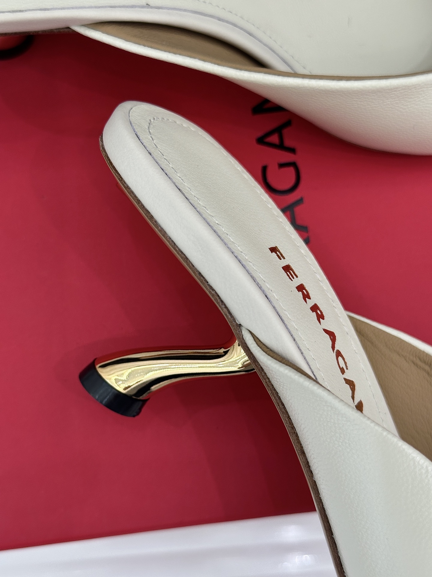 Ferragamo/菲拉格慕26WF新品极简方头异形金属跟高跟拖鞋以极简主义重构都市高跟美学。利落方头剪