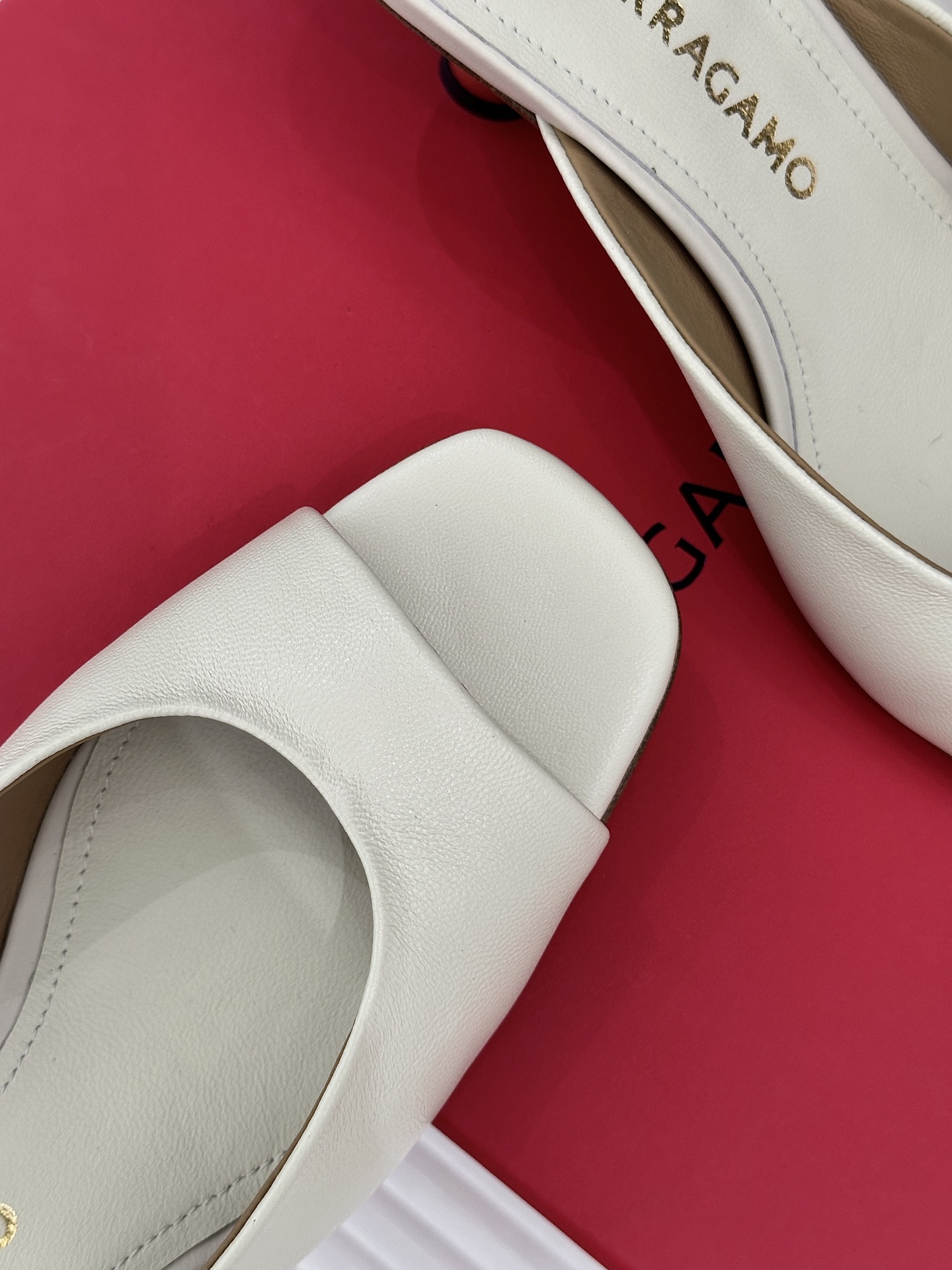Ferragamo/菲拉格慕26WF新品极简方头异形金属跟高跟拖鞋以极简主义重构都市高跟美学。利落方头剪