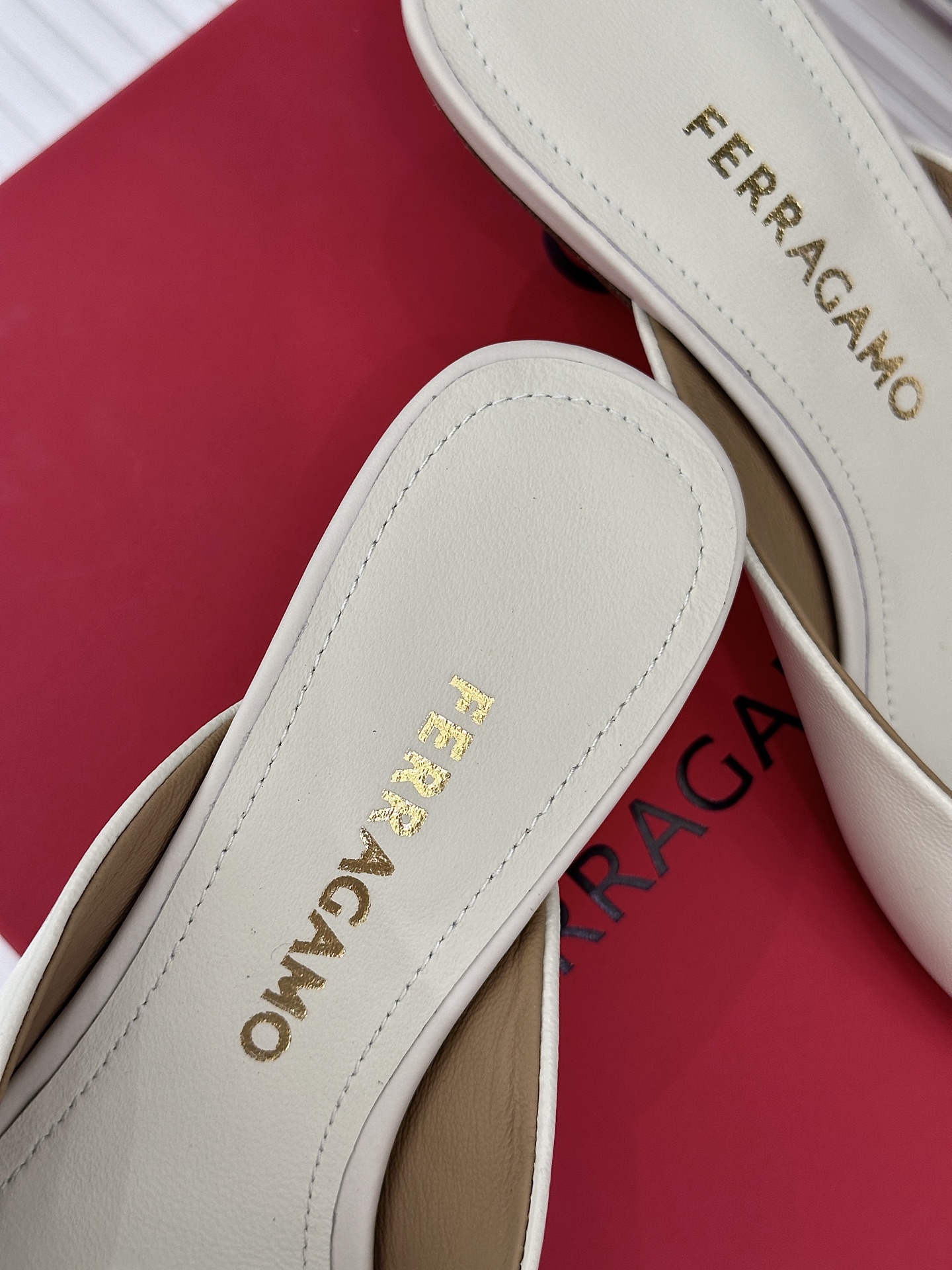 Ferragamo/菲拉格慕26WF新品极简方头异形金属跟高跟拖鞋以极简主义重构都市高跟美学。利落方头剪