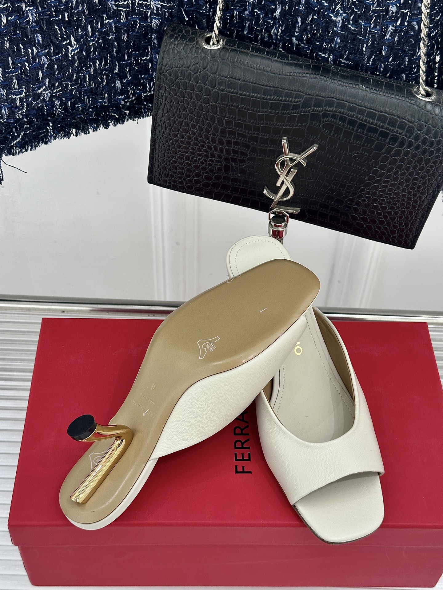 Ferragamo/菲拉格慕26WF新品极简方头异形金属跟高跟拖鞋以极简主义重构都市高跟美学。利落方头剪