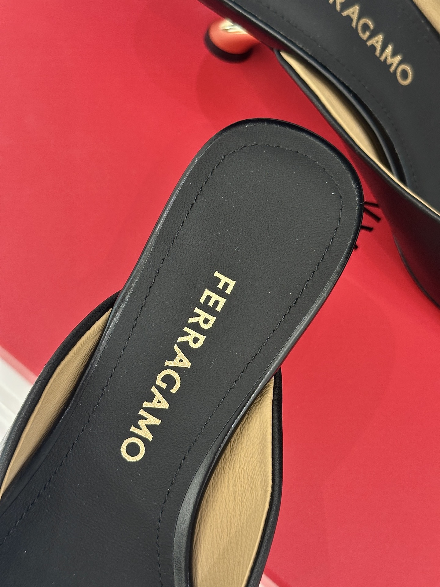 Ferragamo/菲拉格慕26WF新品极简方头异形金属跟高跟拖鞋以极简主义重构都市高跟美学。利落方头剪