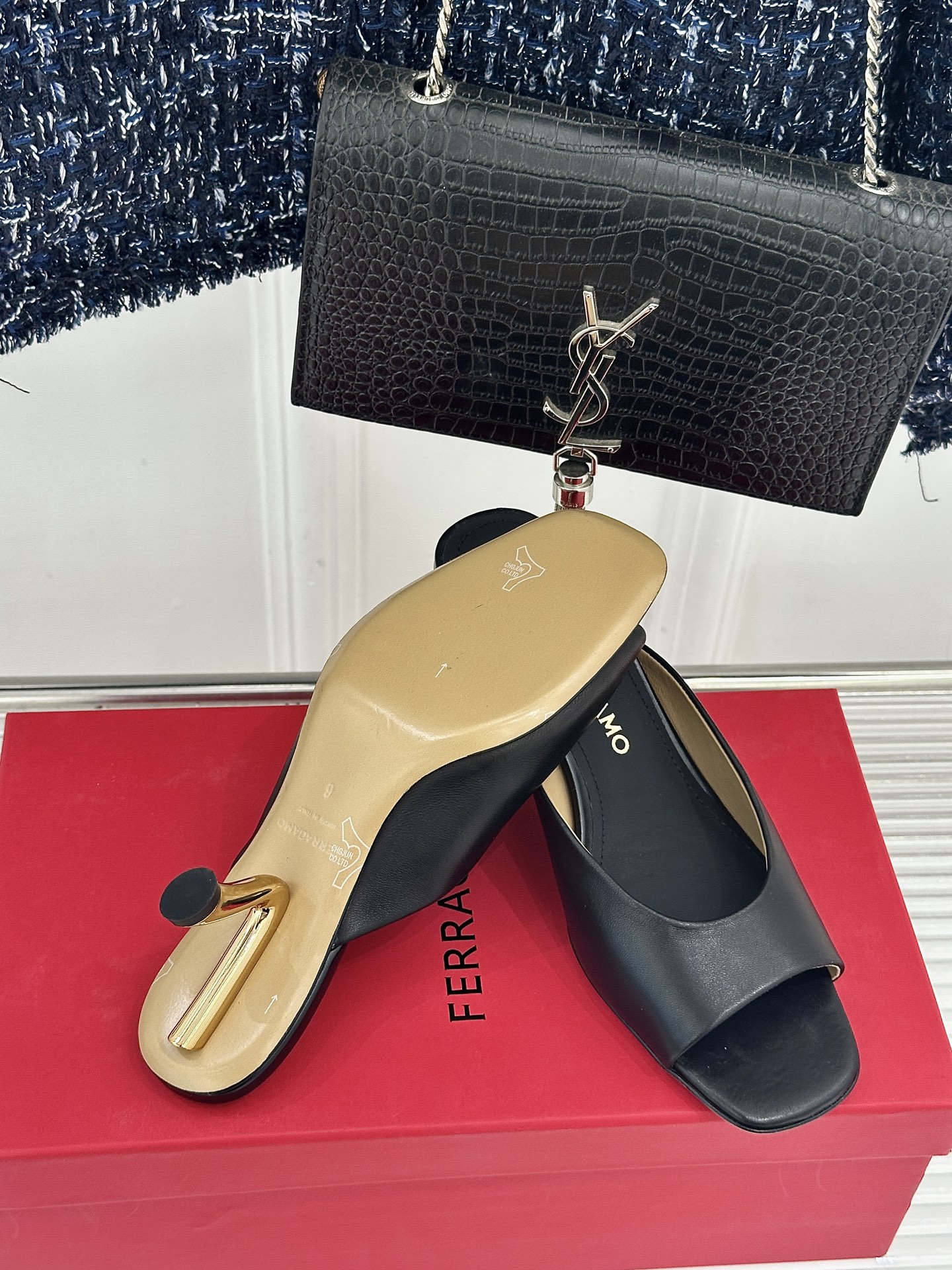 Ferragamo/菲拉格慕26WF新品极简方头异形金属跟高跟拖鞋以极简主义重构都市高跟美学。利落方头剪