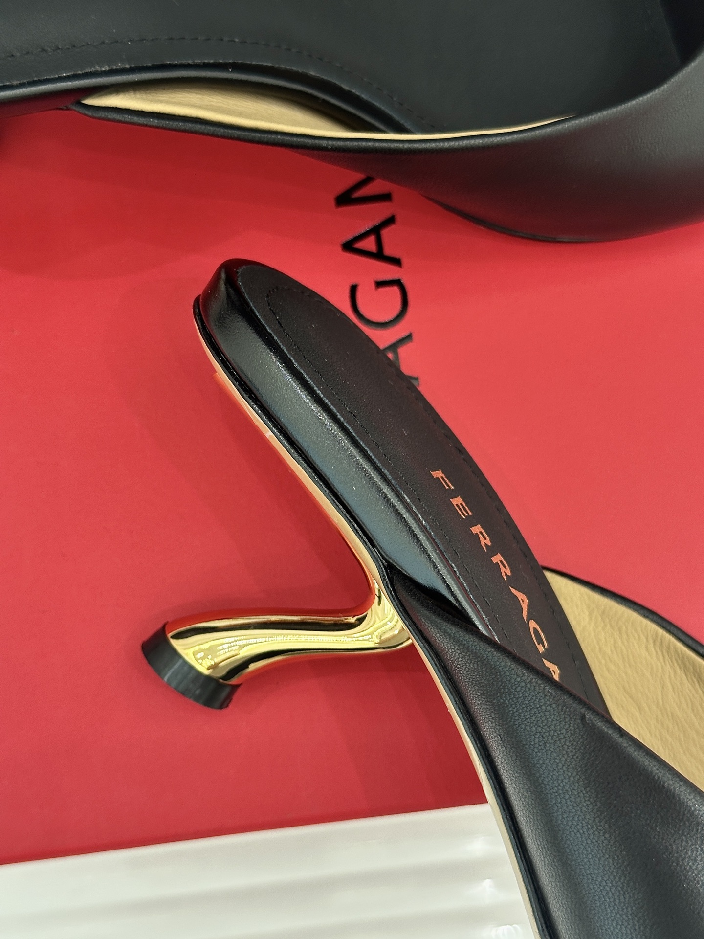 Ferragamo/菲拉格慕26WF新品极简方头异形金属跟高跟拖鞋以极简主义重构都市高跟美学。利落方头剪