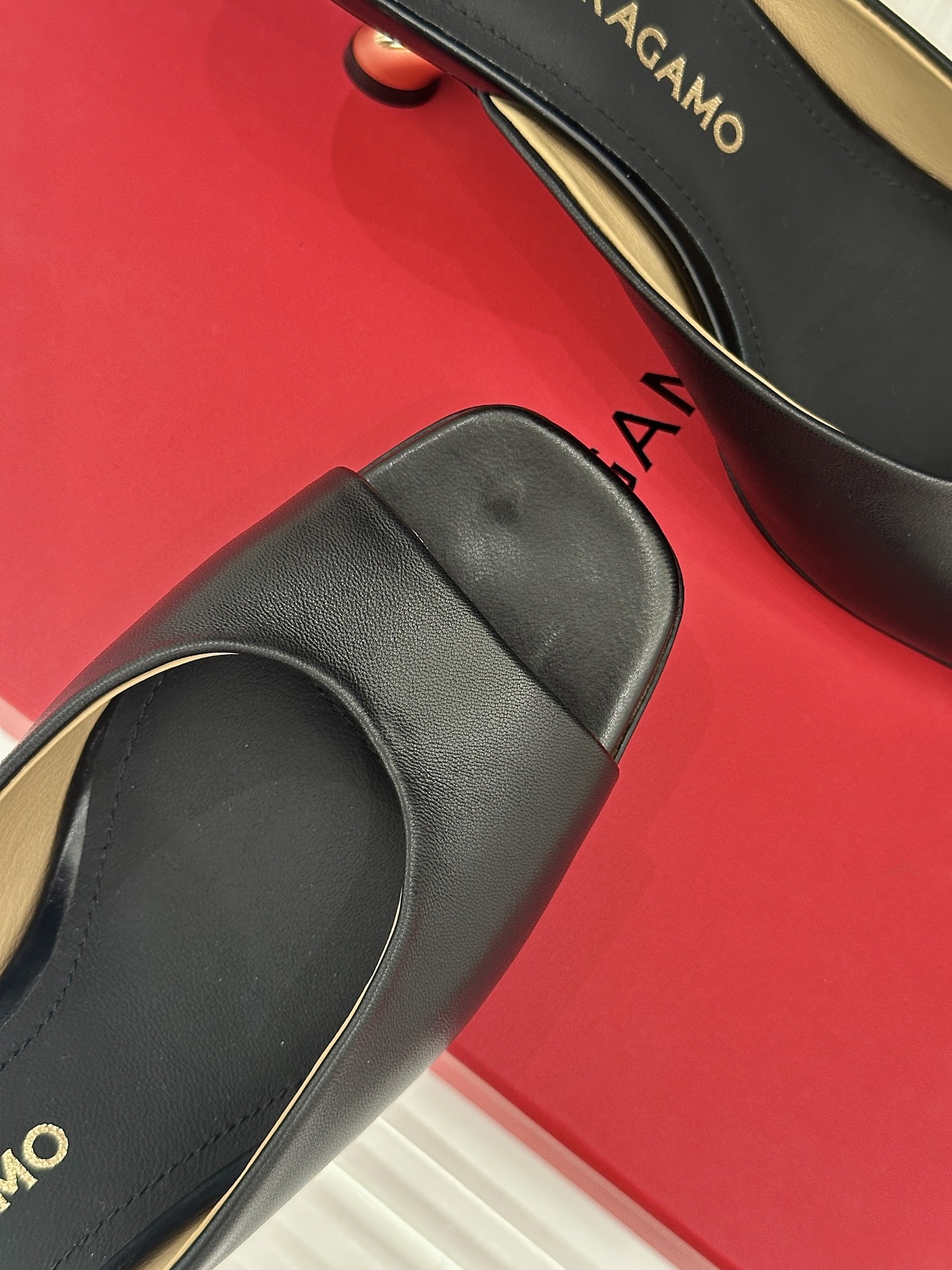 Ferragamo/菲拉格慕26WF新品极简方头异形金属跟高跟拖鞋以极简主义重构都市高跟美学。利落方头剪