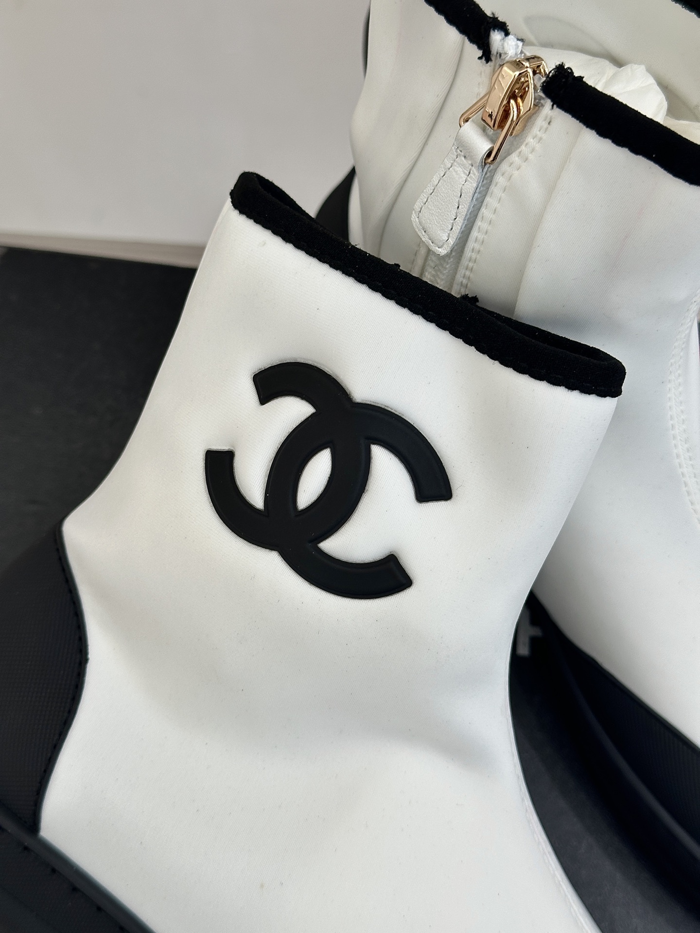 CHANE*｜小香26M新品双C高帮拉链休闲弹力短靴融合休闲格调与经典奢华重塑高帮短靴新风尚。甄选透气帆