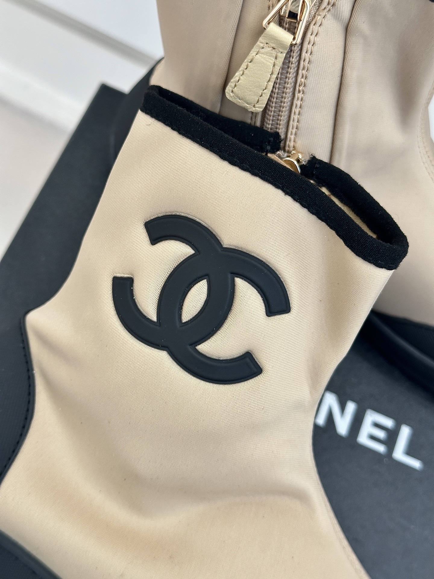 CHANE*｜小香26M新品双C高帮拉链休闲弹力短靴融合休闲格调与经典奢华重塑高帮短靴新风尚。甄选透气帆