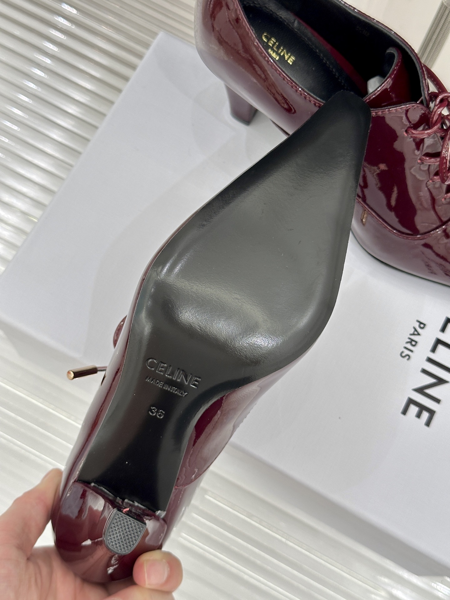 Celine/赛琳26WF新品极简小方头绑带高跟小皮鞋诠释法式极简的利落奢华兼具复古韵味与现代气场。甄选