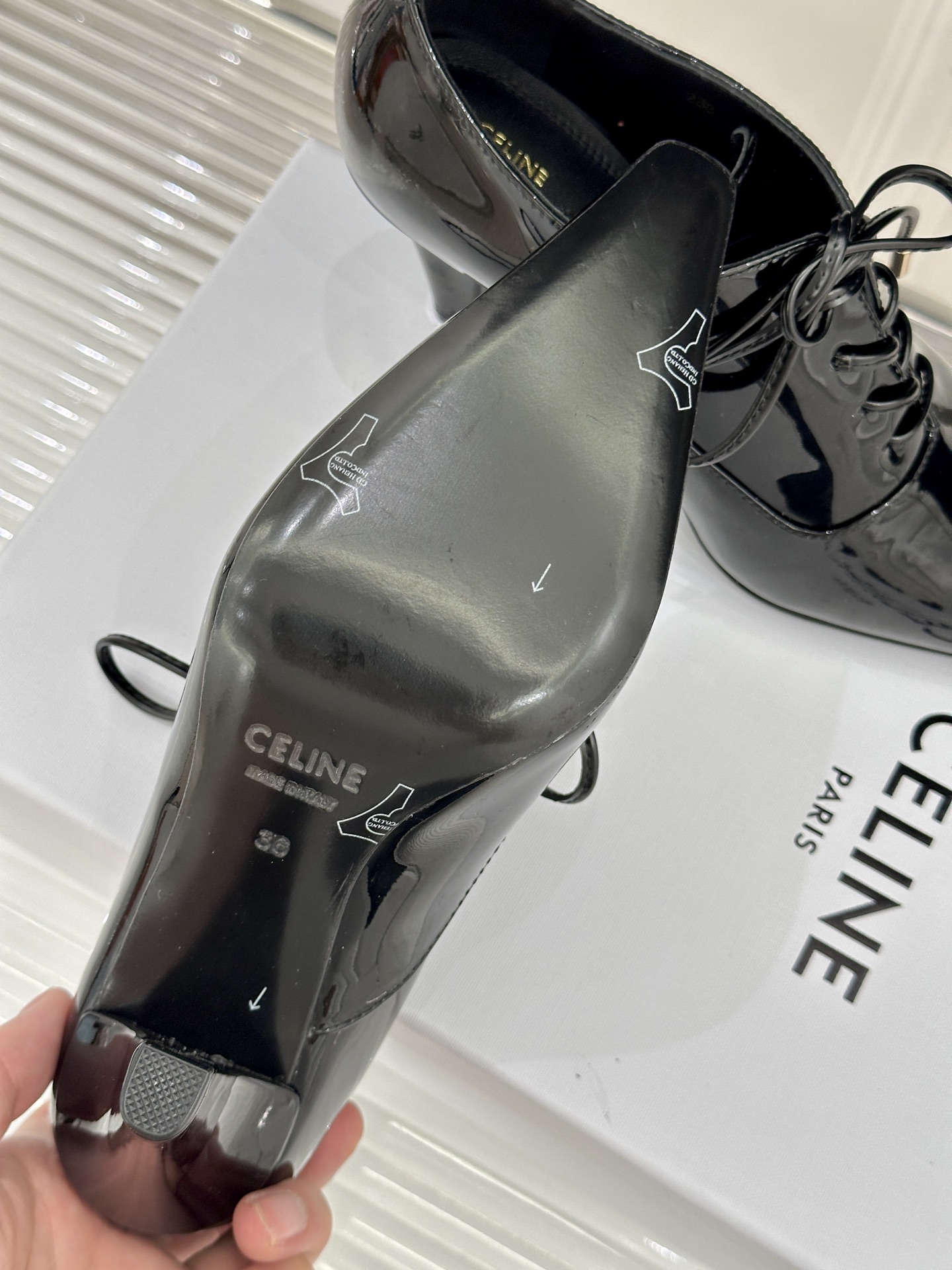 Celine/赛琳26WF新品极简小方头绑带高跟小皮鞋诠释法式极简的利落奢华兼具复古韵味与现代气场。甄选