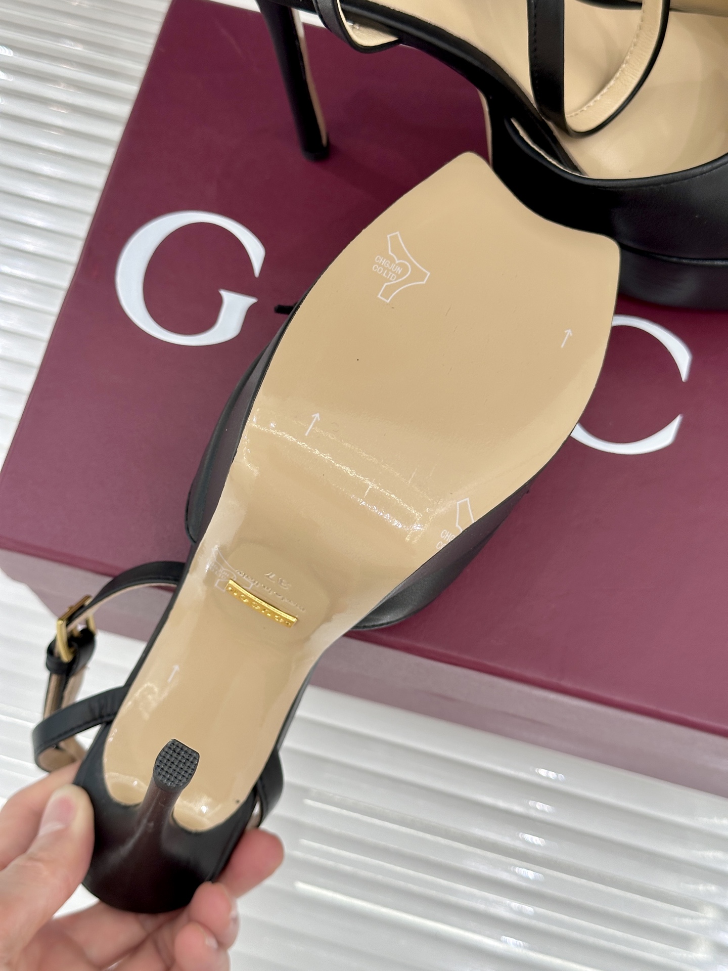 Gucci/古驰26WF新品蝴蝶结老花防水台高跟凉鞋复古与甜美的精妙邂逅将百年经典揉进夏日风情。标志性G