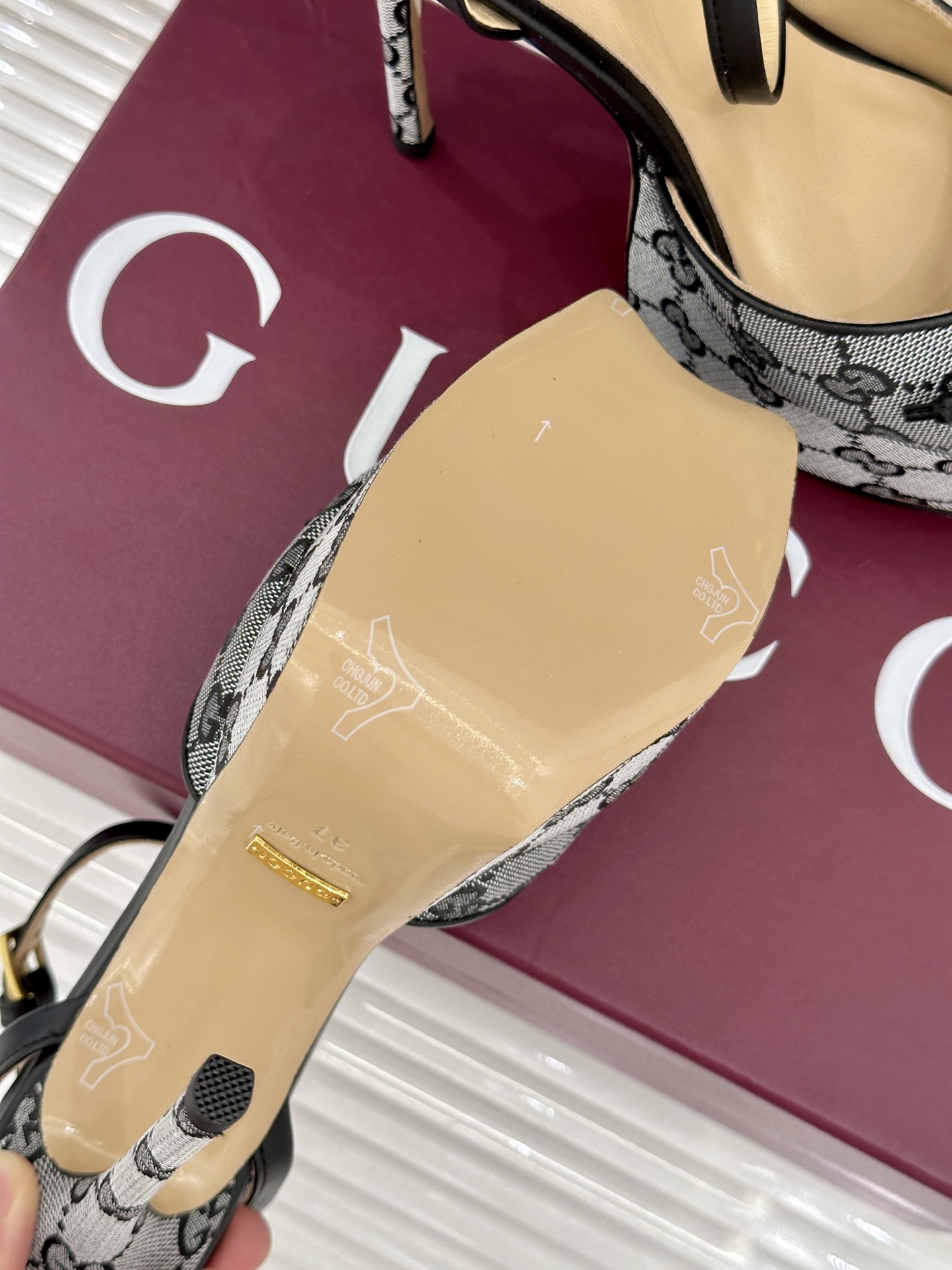 Gucci/古驰26WF新品蝴蝶结老花防水台高跟凉鞋复古与甜美的精妙邂逅将百年经典揉进夏日风情。标志性G