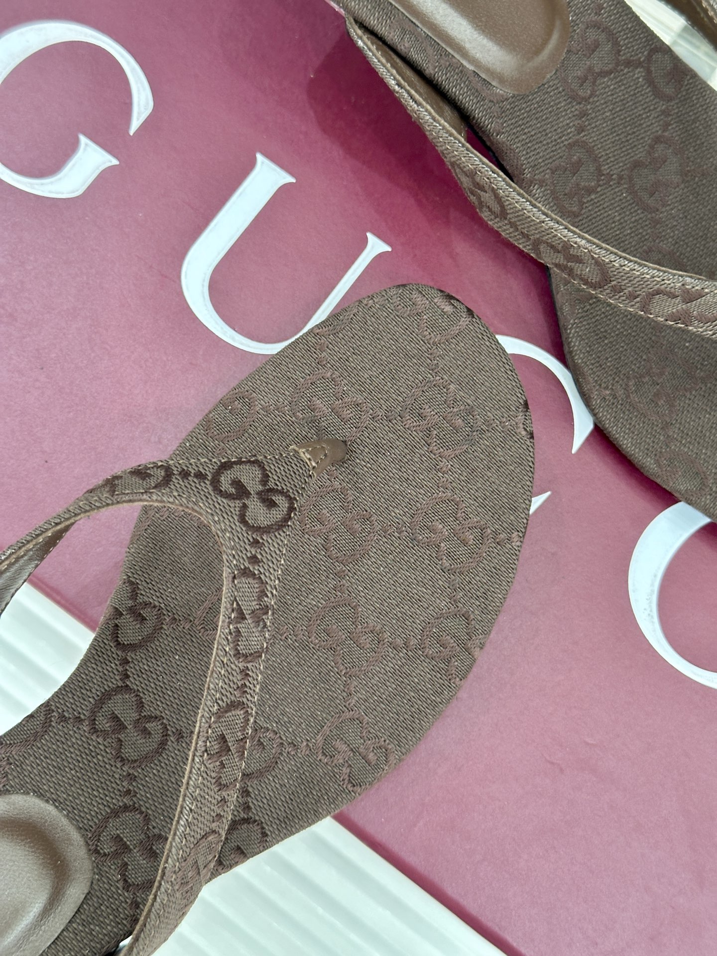 Gucci/古驰26WF新品老花夹脚高跟人字拖鞋夏天最值得入手的单品❗️自带高级气场的凉鞋搭配裙装裤装率