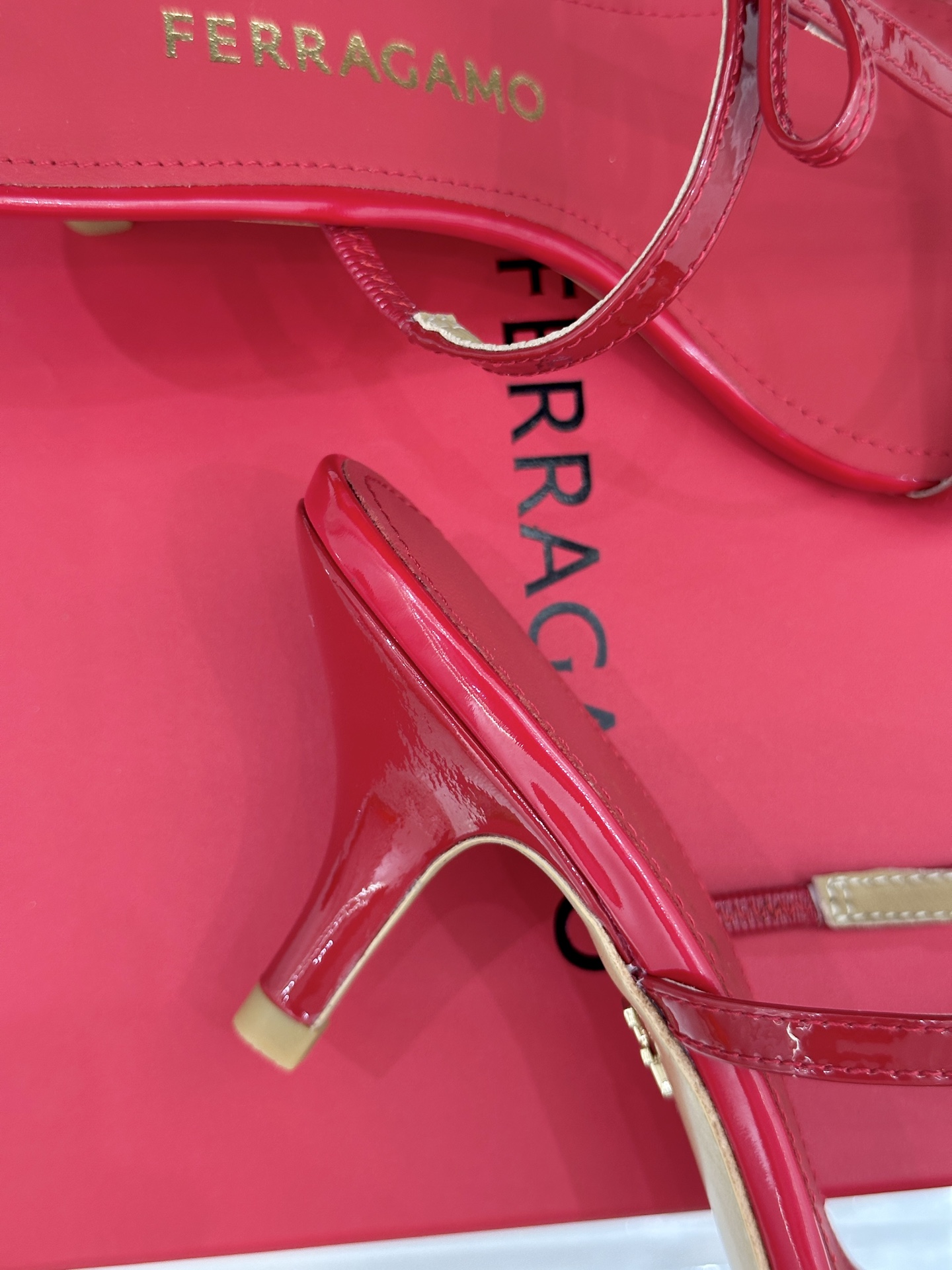 Ferragamo/菲拉格慕26WF新品T字带蝴蝶结高跟拖鞋续写Vara蝴蝶结的浪漫传奇将意式优雅凝于步