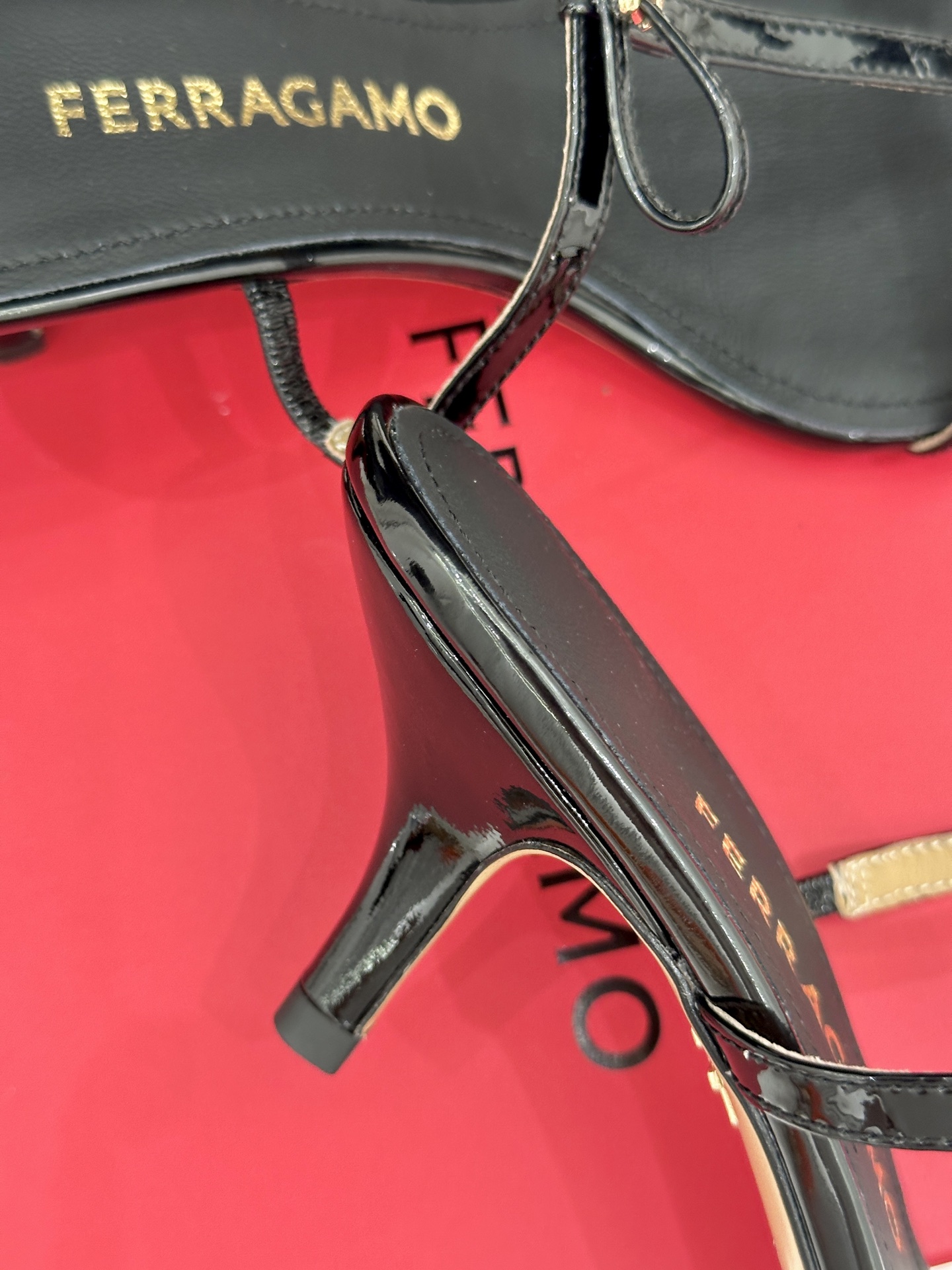 Ferragamo/菲拉格慕26WF新品T字带蝴蝶结高跟拖鞋续写Vara蝴蝶结的浪漫传奇将意式优雅凝于步