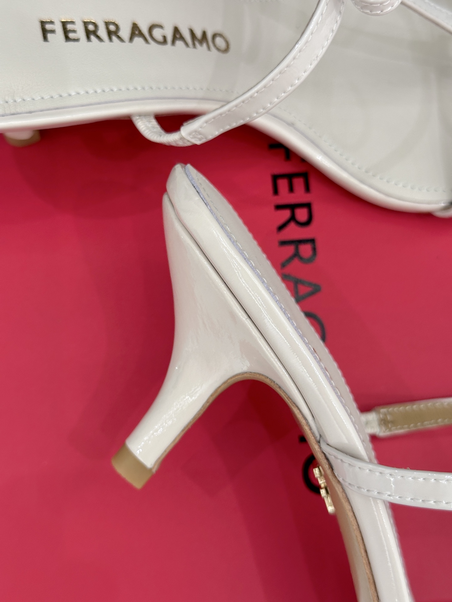 Ferragamo/菲拉格慕26WF新品T字带蝴蝶结高跟拖鞋续写Vara蝴蝶结的浪漫传奇将意式优雅凝于步
