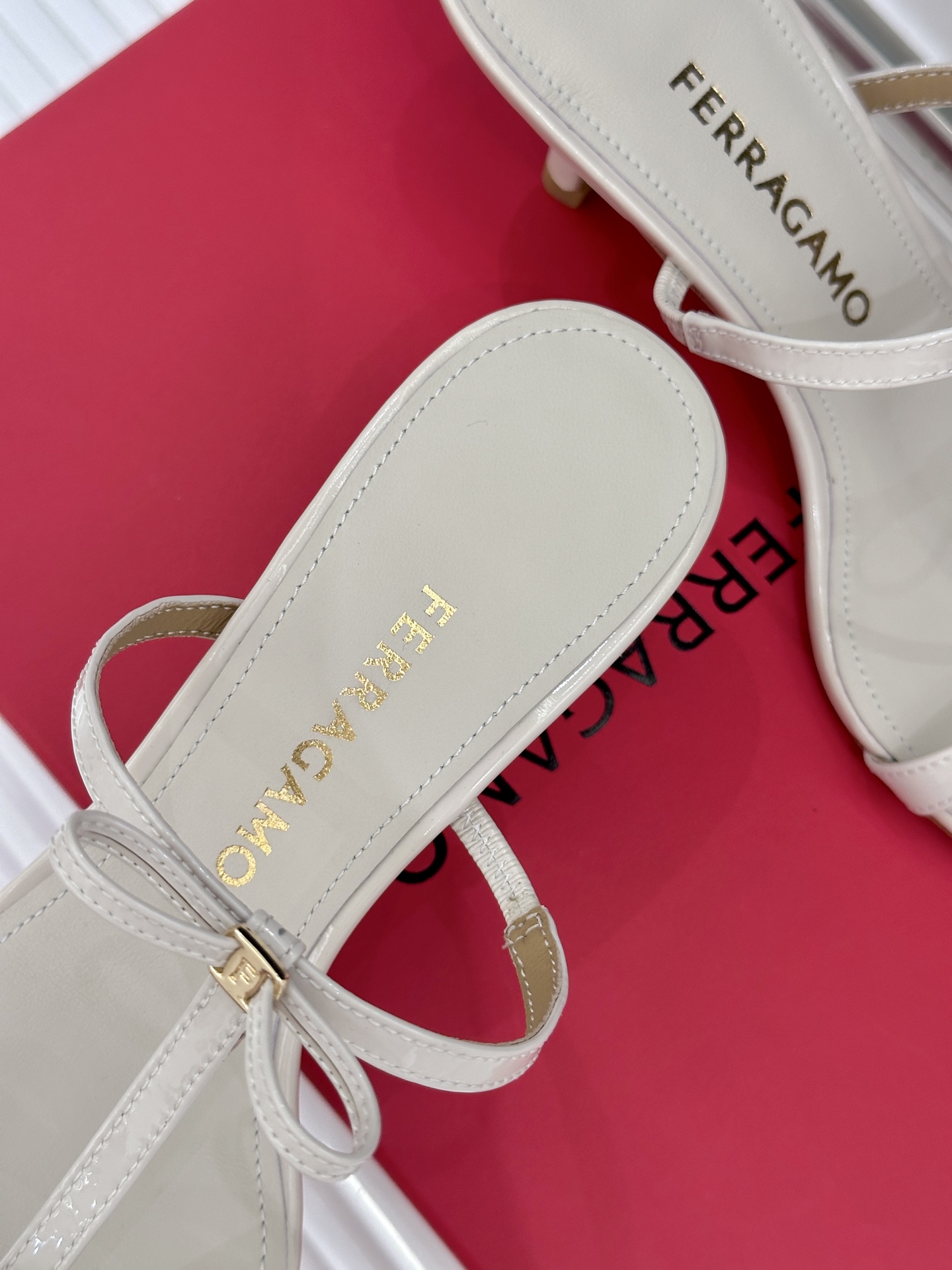 Ferragamo/菲拉格慕26WF新品T字带蝴蝶结高跟拖鞋续写Vara蝴蝶结的浪漫传奇将意式优雅凝于步