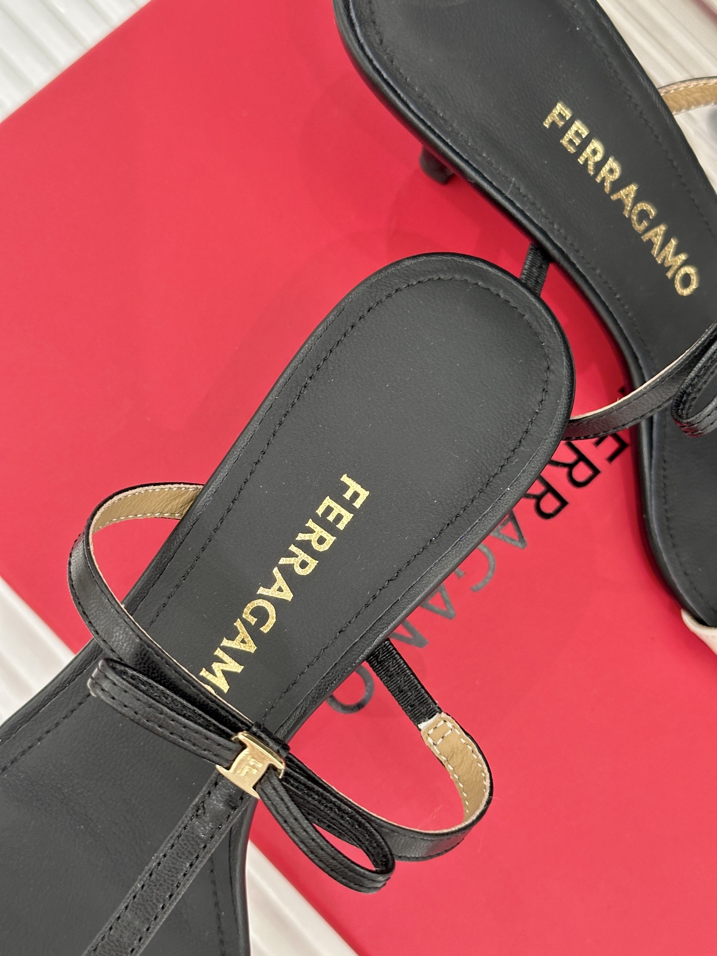 Ferragamo/菲拉格慕26WF新品T字带蝴蝶结高跟拖鞋续写Vara蝴蝶结的浪漫传奇将意式优雅凝于步