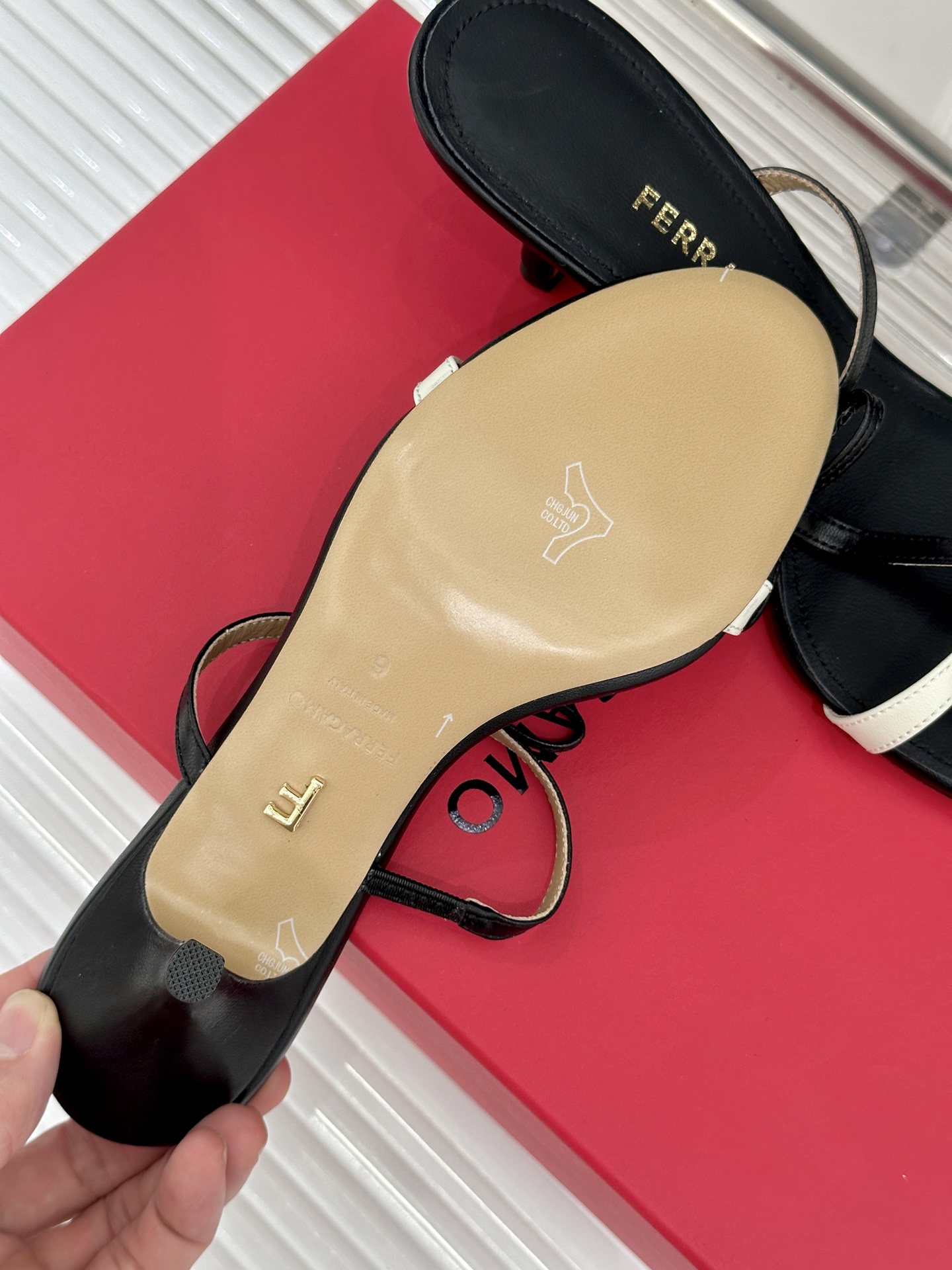 Ferragamo/菲拉格慕26WF新品T字带蝴蝶结高跟拖鞋续写Vara蝴蝶结的浪漫传奇将意式优雅凝于步