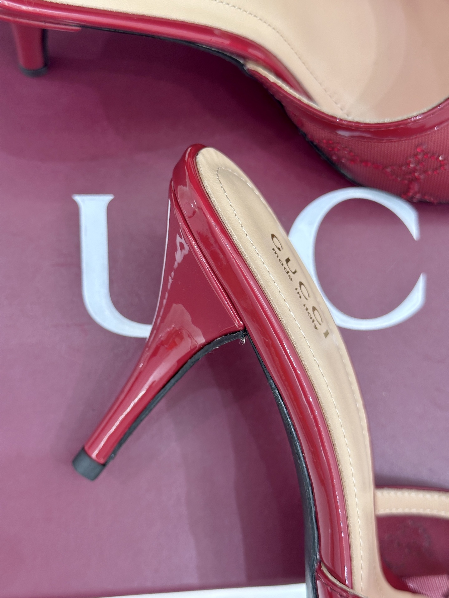 Gucci/古驰26WF新品网纱水钻高跟拖鞋在一双凉鞋上续写百年奢韵。是复古与璀璨的惊艳邂逅让每一步都自