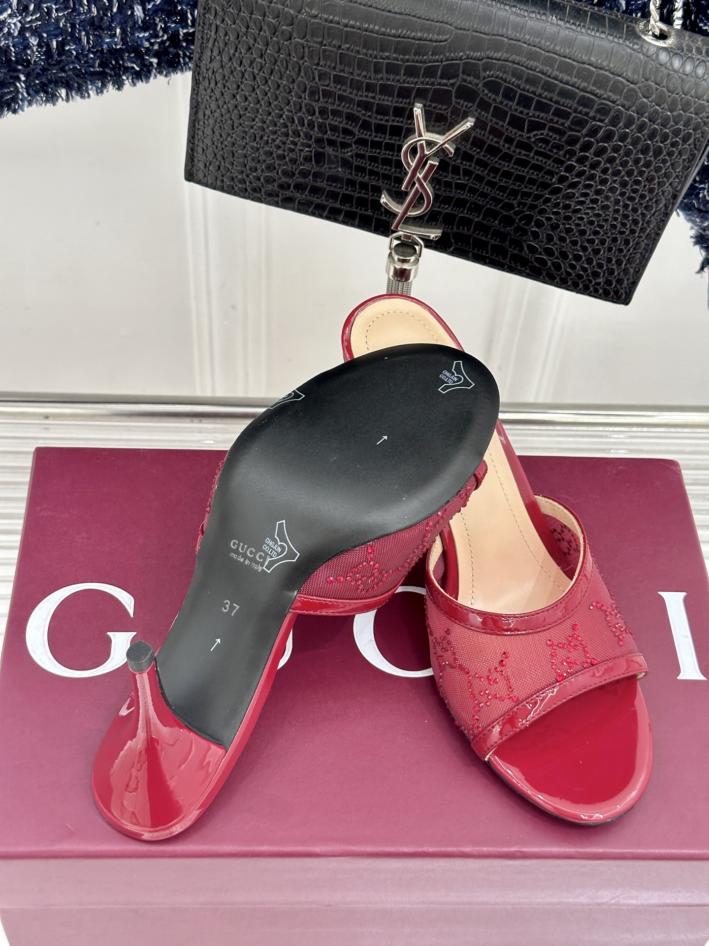 Gucci/古驰26WF新品网纱水钻高跟拖鞋在一双凉鞋上续写百年奢韵。是复古与璀璨的惊艳邂逅让每一步都自