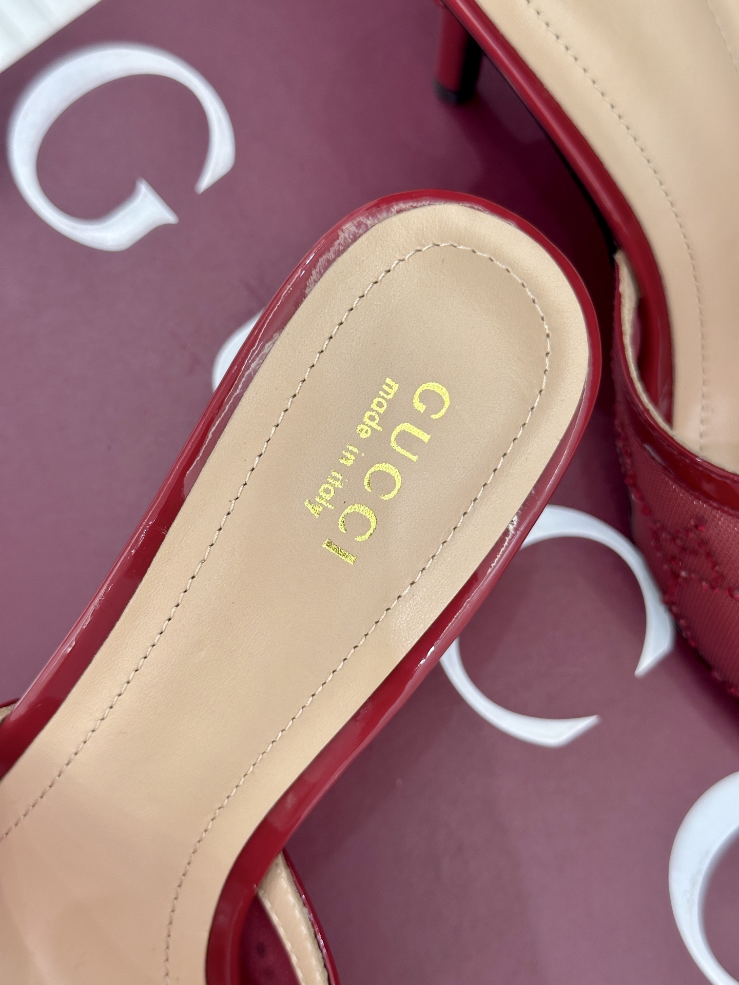Gucci/古驰26WF新品网纱水钻高跟拖鞋在一双凉鞋上续写百年奢韵。是复古与璀璨的惊艳邂逅让每一步都自