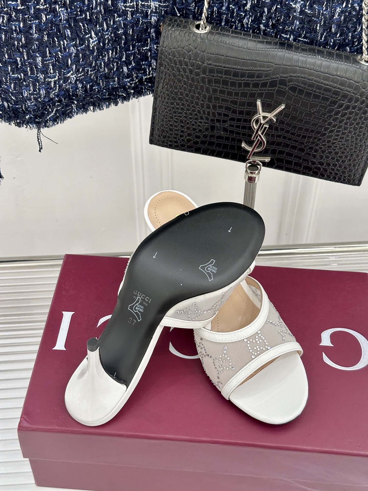 Gucci/古驰26WF新品网纱水钻高跟拖鞋在一双凉鞋上续写百年奢韵。是复古与璀璨的惊艳邂逅让每一步都自