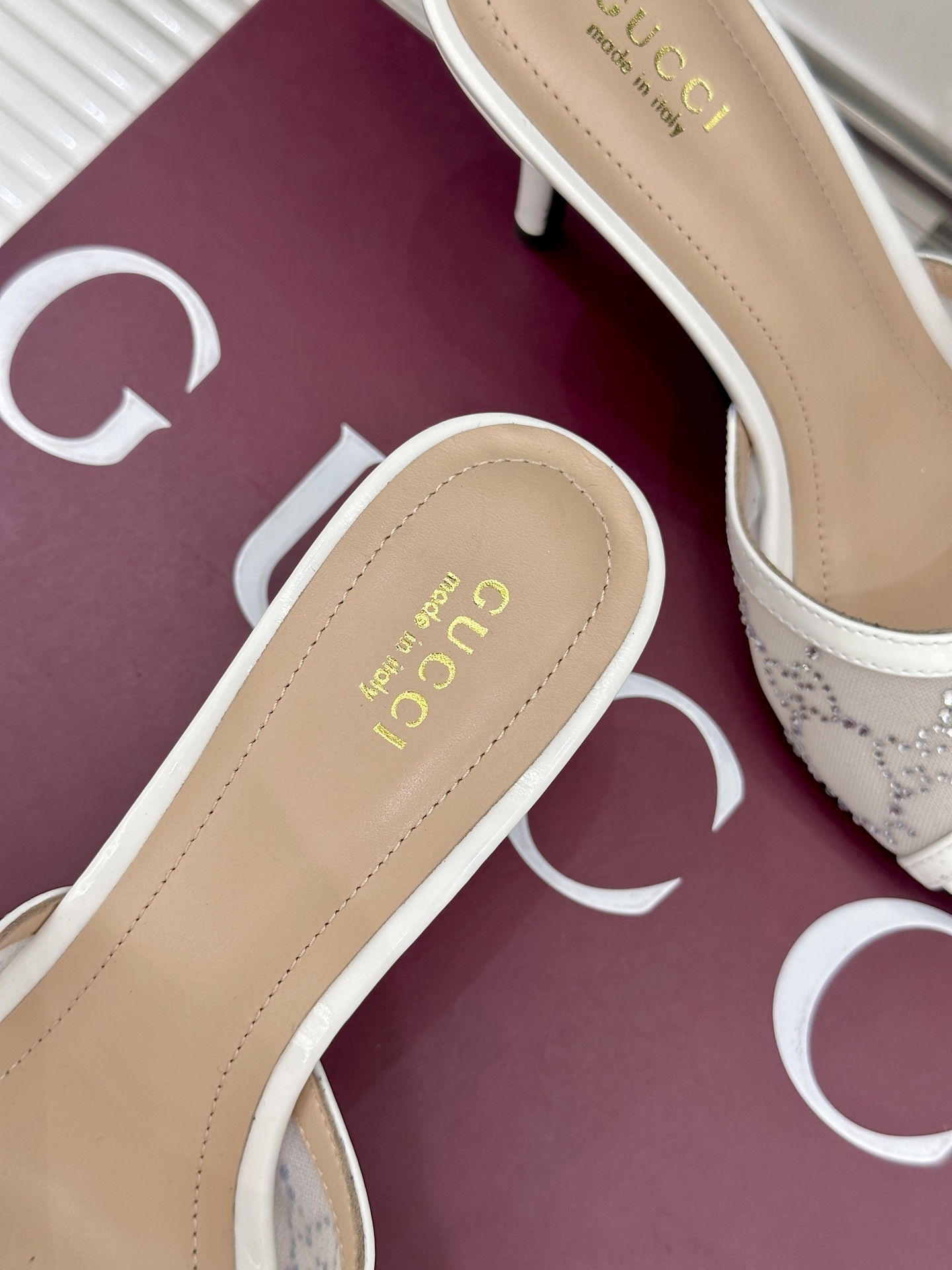 Gucci/古驰26WF新品网纱水钻高跟拖鞋在一双凉鞋上续写百年奢韵。是复古与璀璨的惊艳邂逅让每一步都自