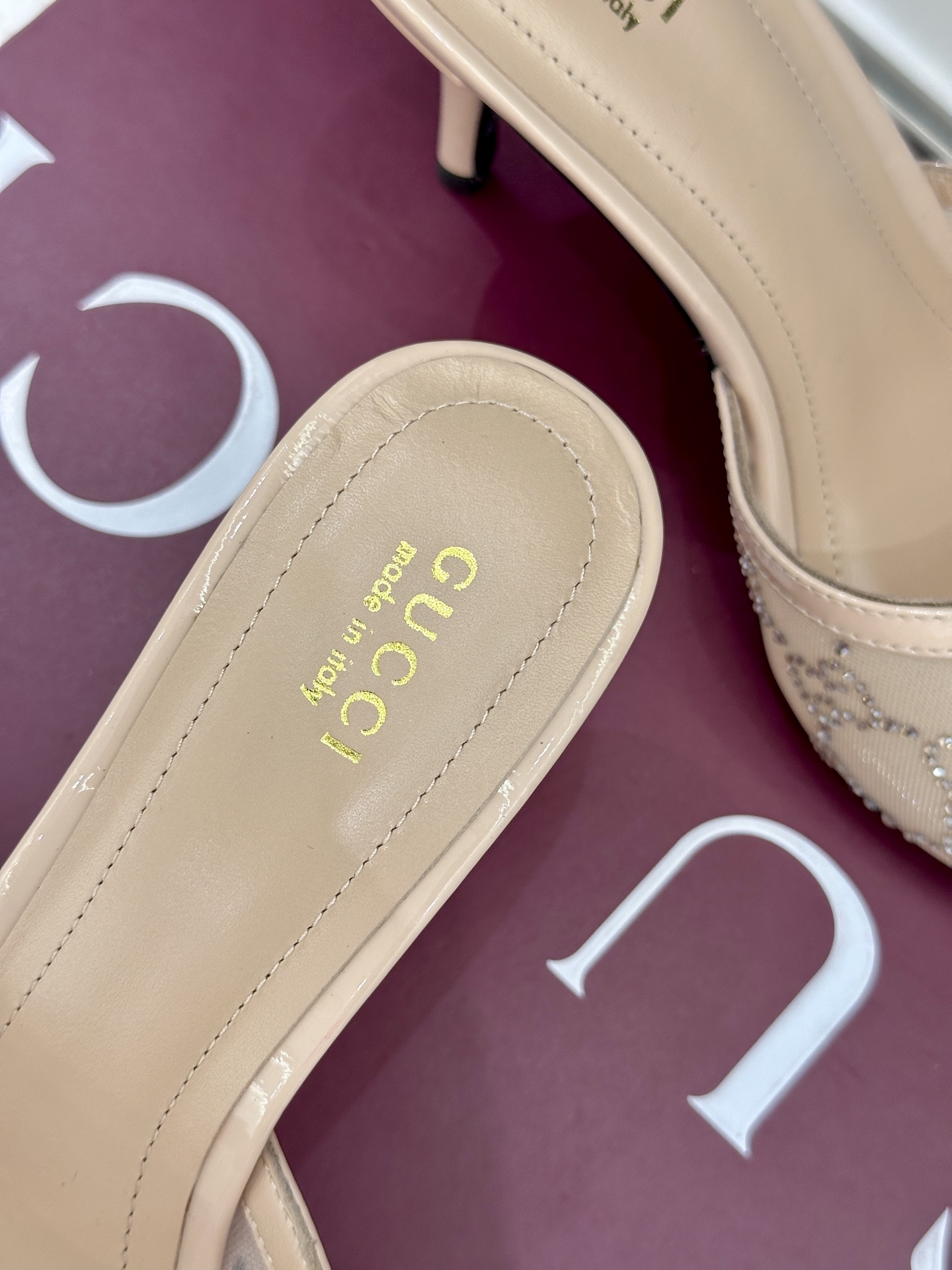 Gucci/古驰26WF新品网纱水钻高跟拖鞋在一双凉鞋上续写百年奢韵。是复古与璀璨的惊艳邂逅让每一步都自
